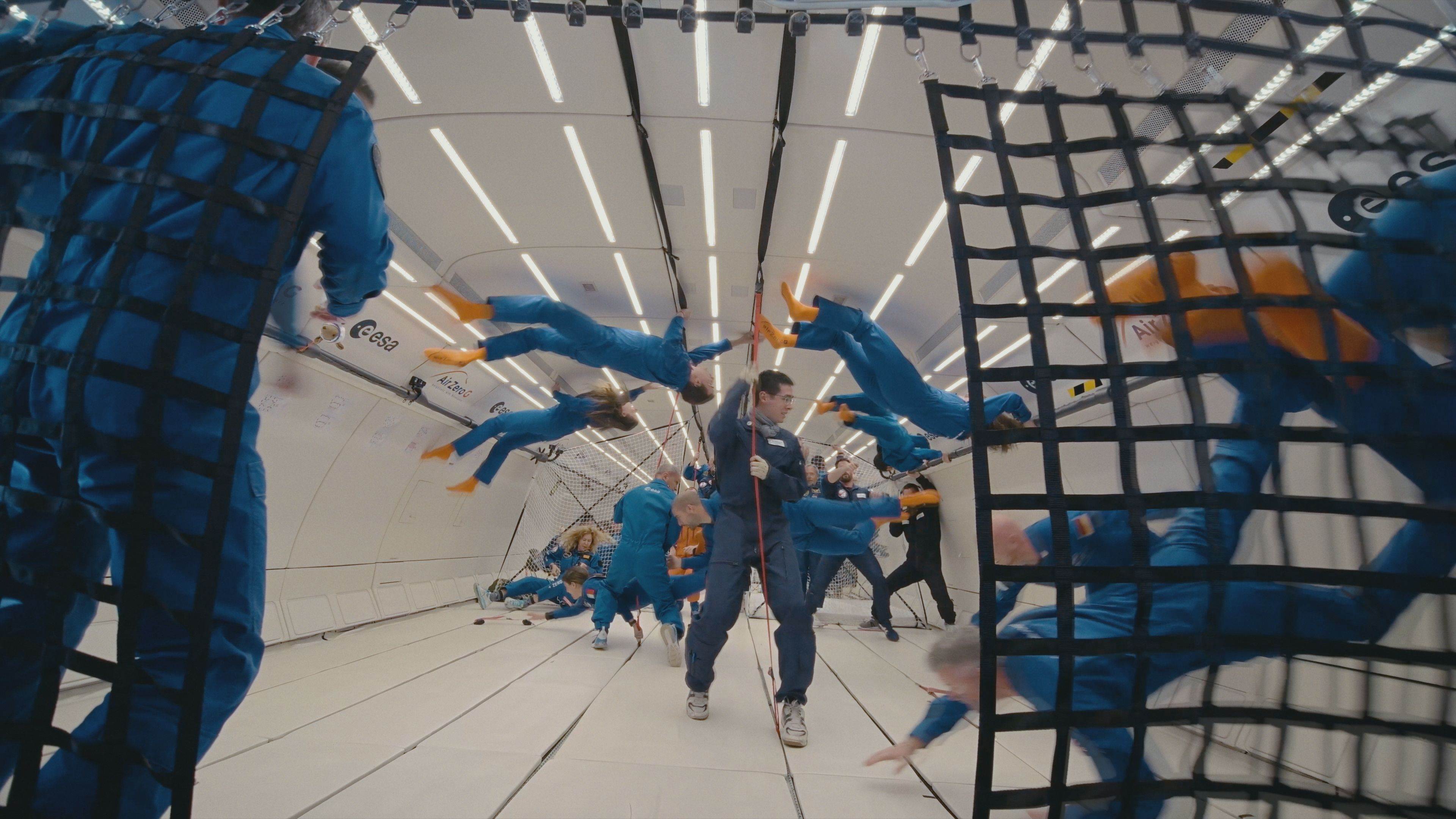 紀錄片《重返月球：太空新世紀》實際拍攝太空人無重力訓練畫面。（圖／公視）