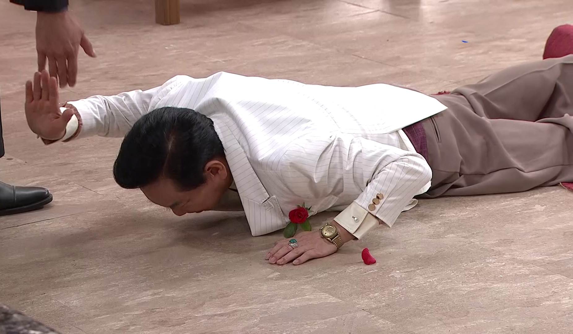 元六劇中一見到美女就跌倒出糗。（圖／台視）