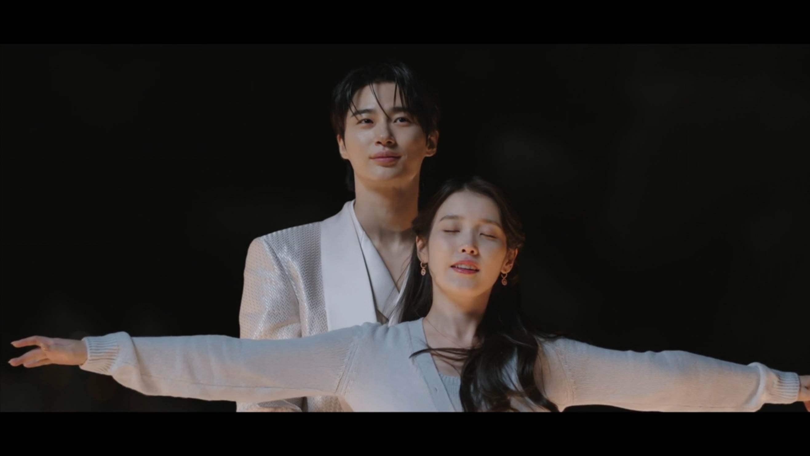 IU、邊佑錫模仿《鐵達尼號》經典浪漫飛行動作。（圖／Disney+）