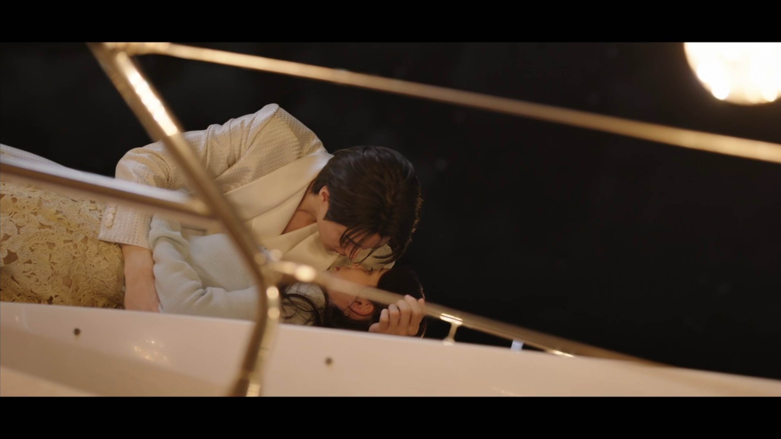 IU、邊佑錫在遊艇上激吻。（圖／Disney+）