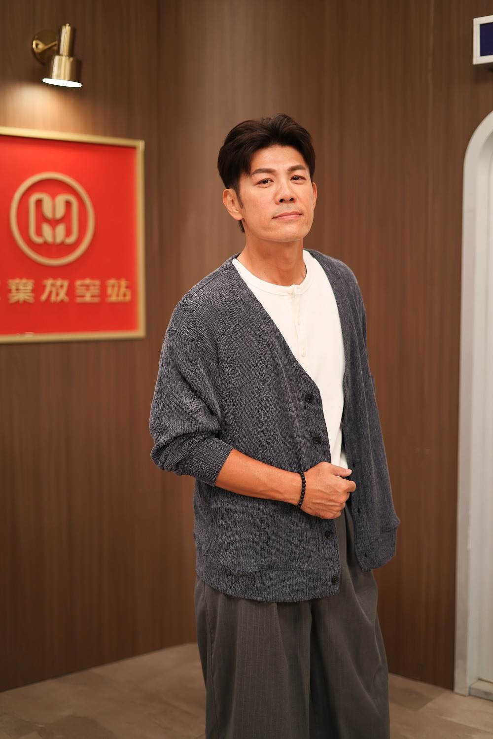 陳志強正式加入《豆腐媽媽》，詮釋從美國返台的「機車醫生」方雲龍，造型走粗獷自然風格。（圖／民視）