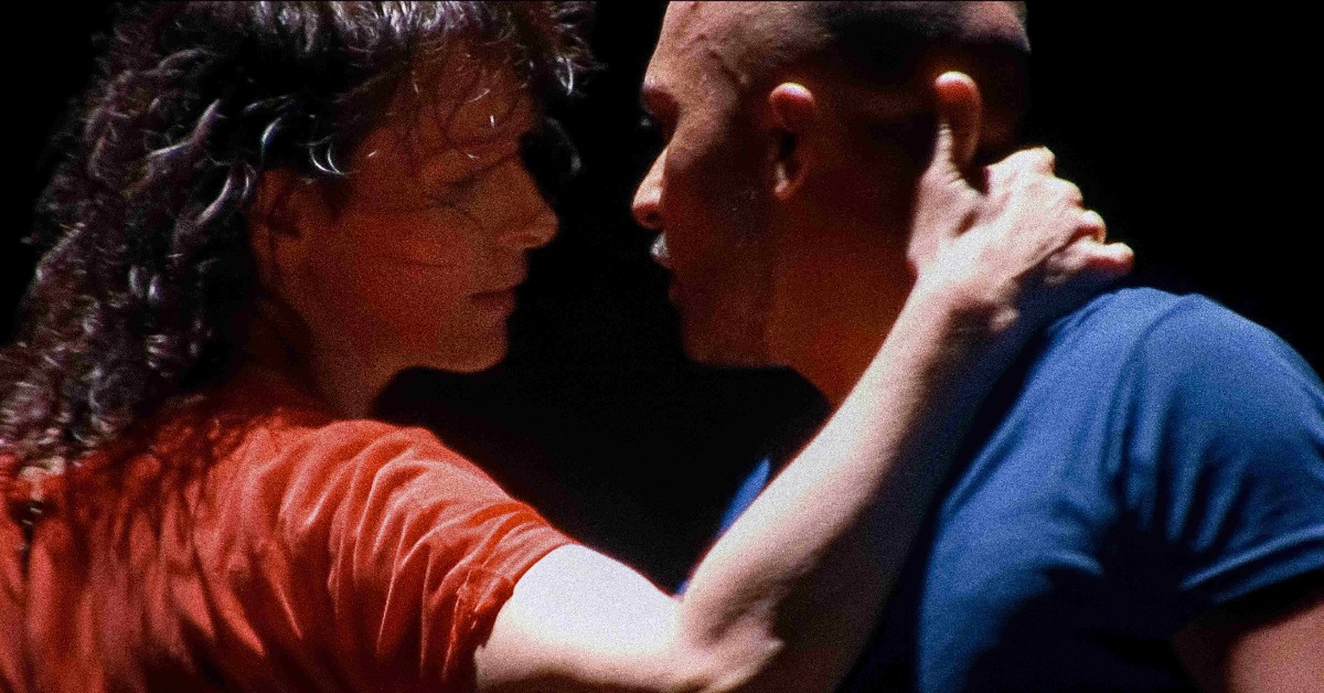 《與畢諾許共舞》（In-I In Motion）由奧斯卡影后茱麗葉．畢諾許首度執導，透過未公開影像呈現她與編舞家阿喀郎．汗的創作歷程，捕捉藝術家脆弱與轉變的瞬間。（圖／台北電影節）