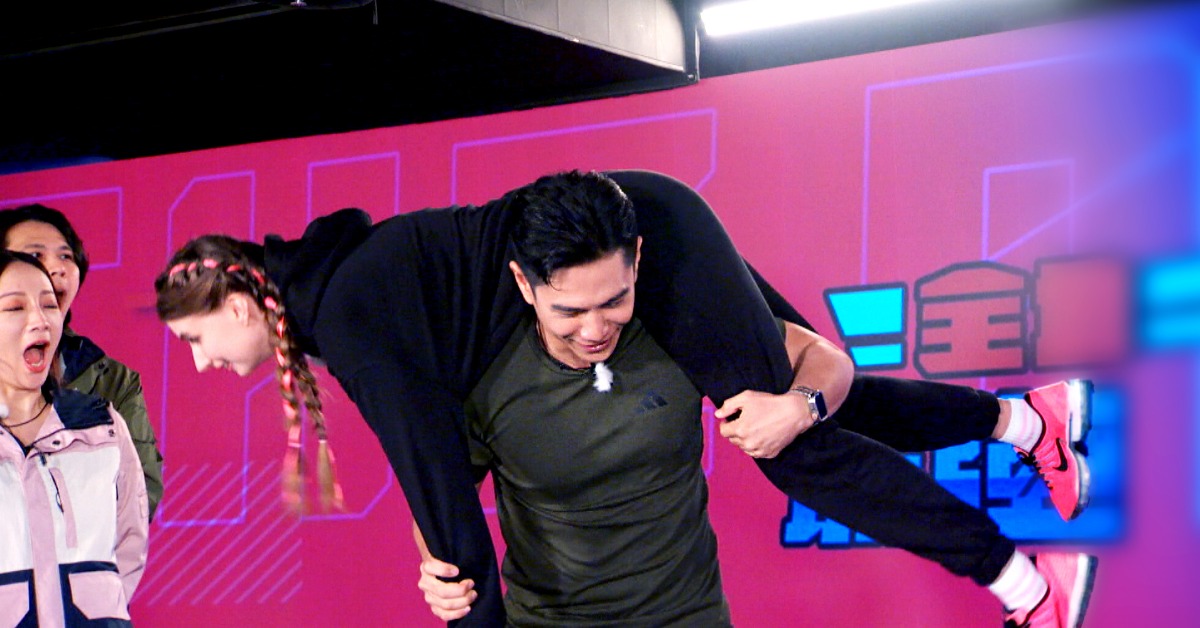 祖雄扛起佳娜完成深蹲挑戰，展現滿滿恩愛。（圖／台視提供）