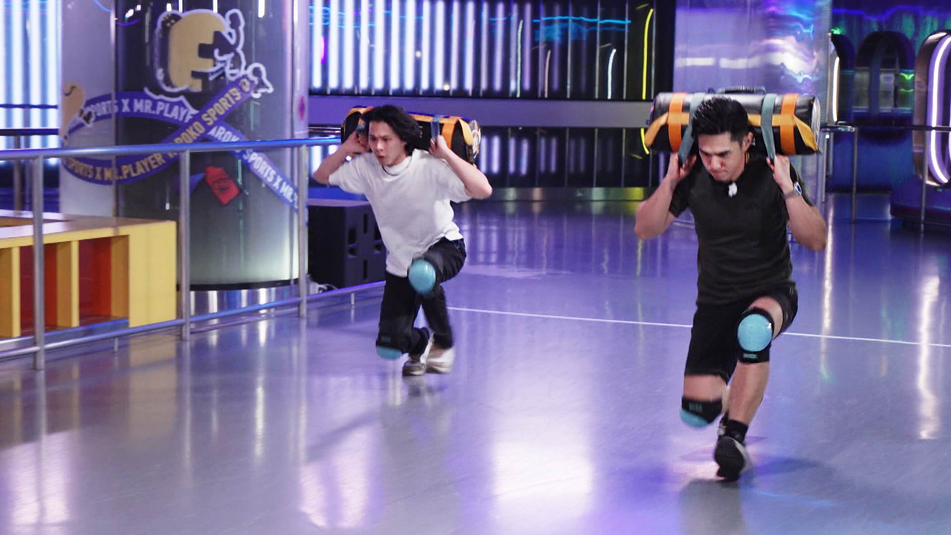 祖雄與Howard正面交鋒，展開長型沙袋上肩測試賽。（圖／台視提供）