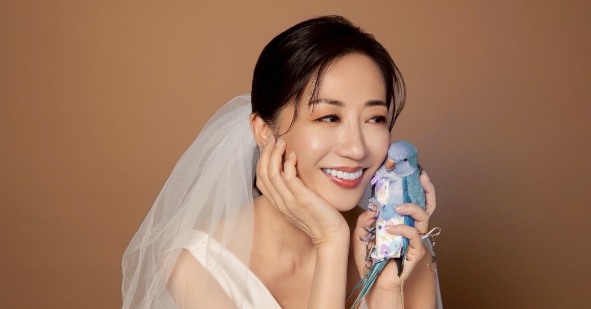 潘奕如的愛鳥「樂樂」萌翻劇組。（圖／民視）