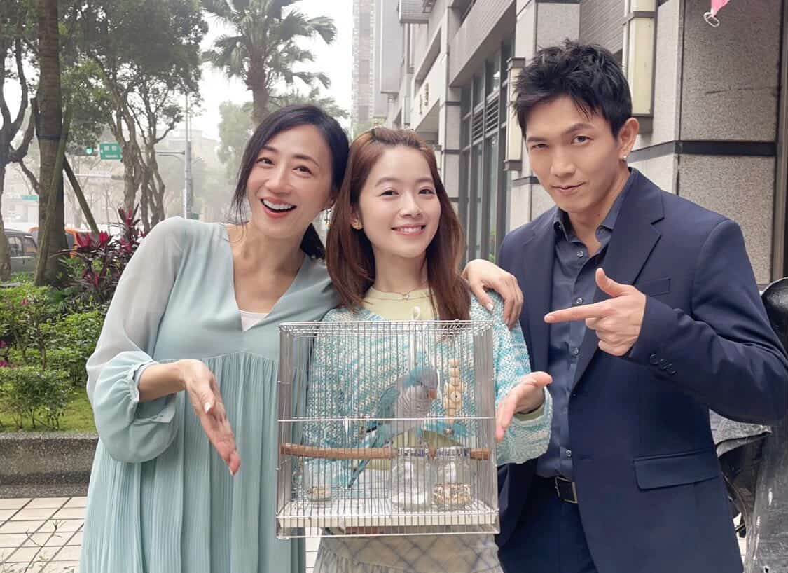 潘奕如的愛鳥「樂樂」加入劇組，成為超人氣「新演員」。（圖／民視）