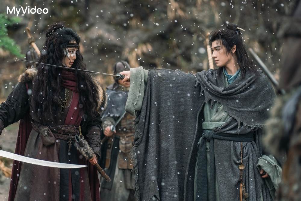 《冰湖重生》李昀銳（右）飾演的諸葛玥與王紫璇（左）飾演的陵越女王起初為敵對關係。（圖／台灣大哥大MyVideo）