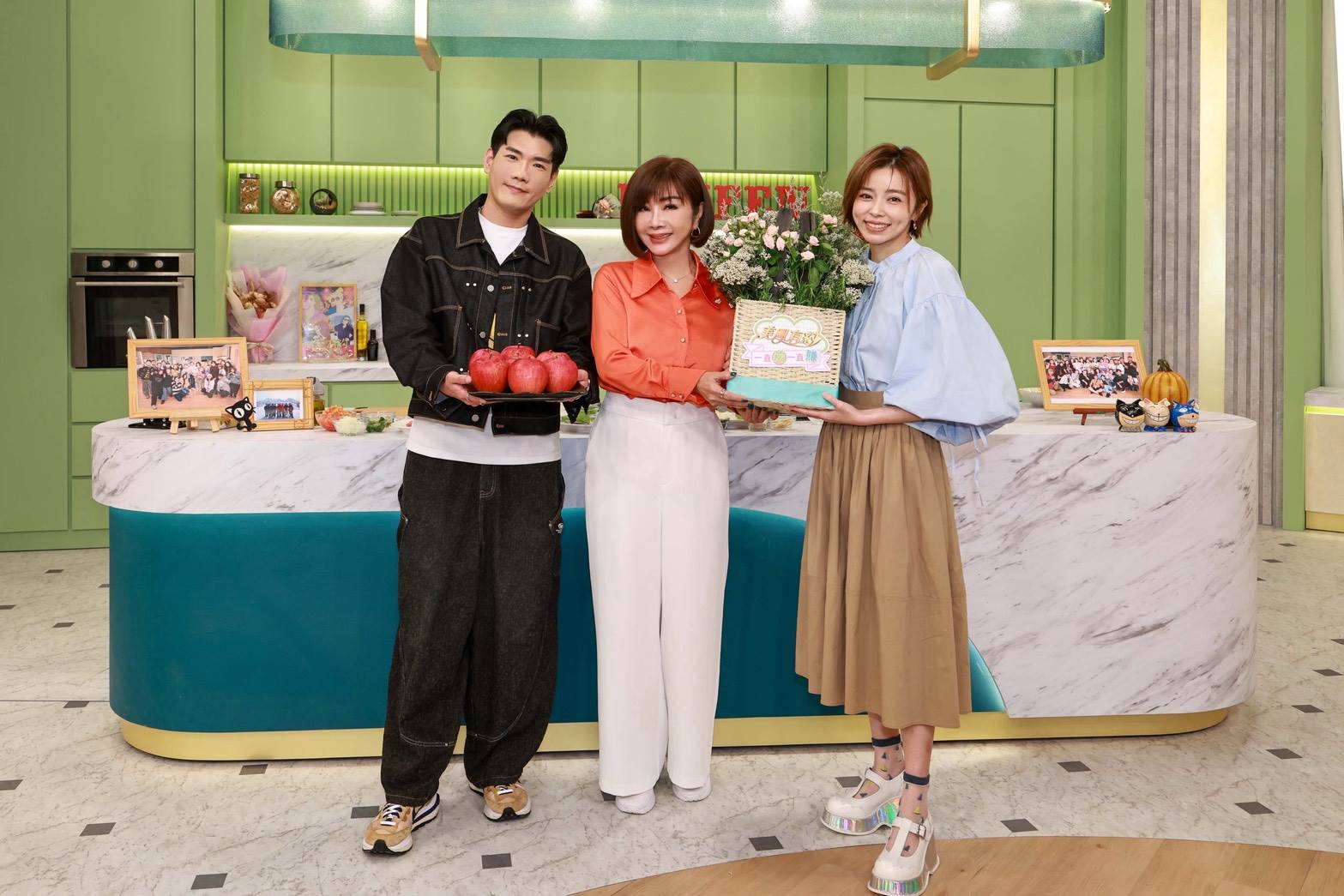 王瞳與小鹿送上「一直炭」花籃。（圖／民視提供）