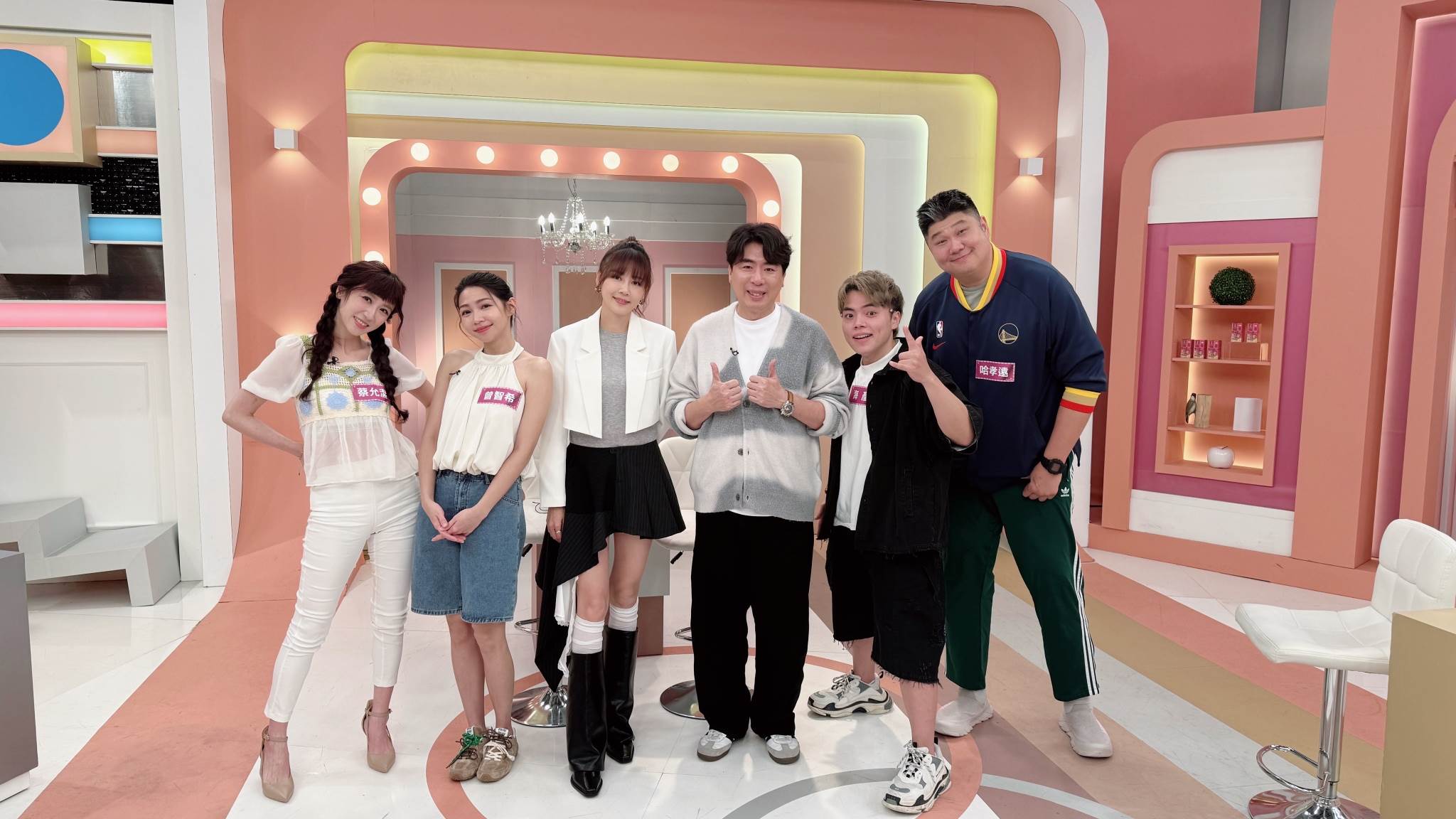 哈孝遠、海產、曾智希、蔡允潔登上由嚴立婷、梁赫群主持的節目。（圖／民視提供）