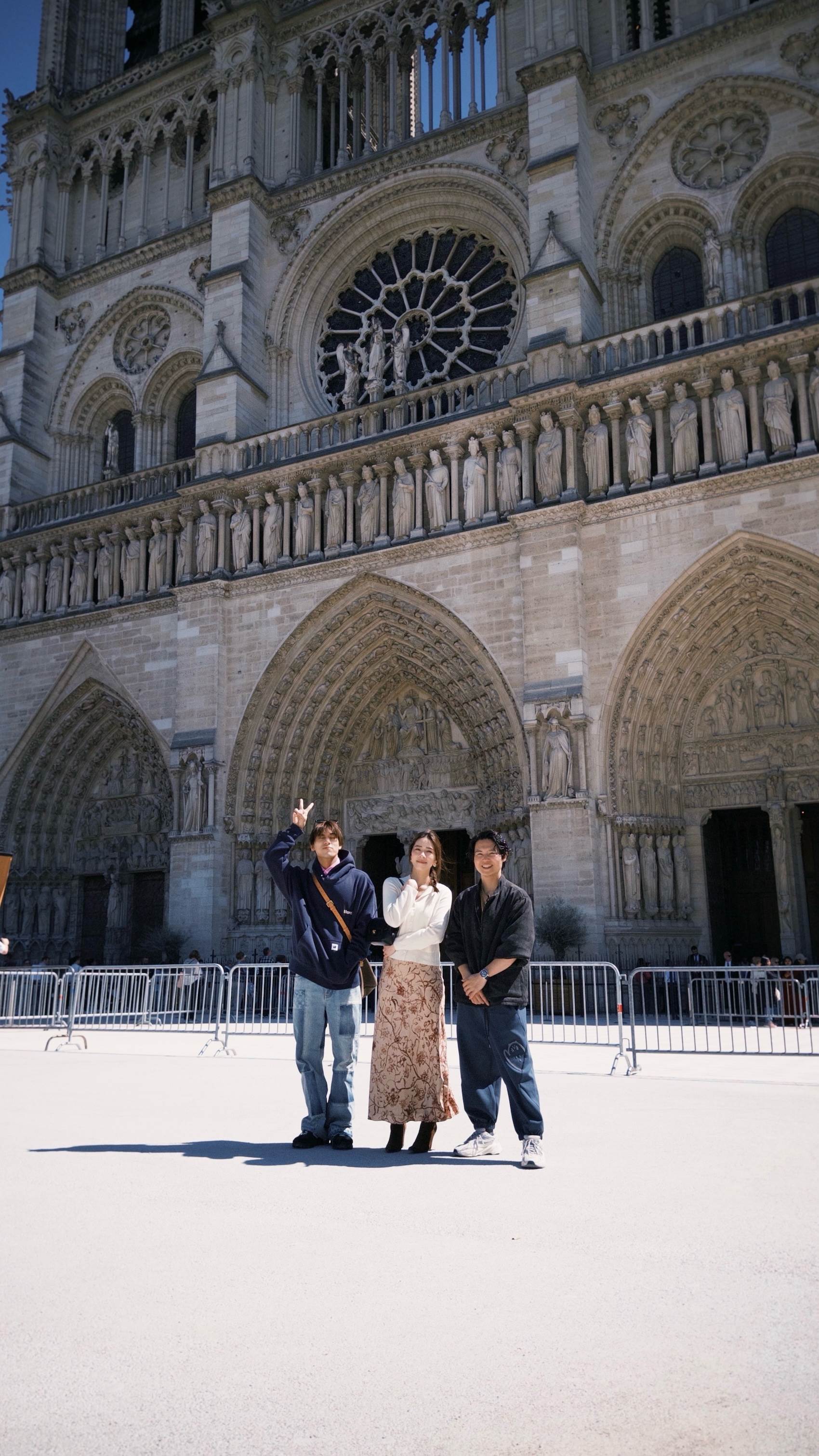 告五人趁演出空檔到巴黎聖母院靈感充電。（圖／相信音樂提供）