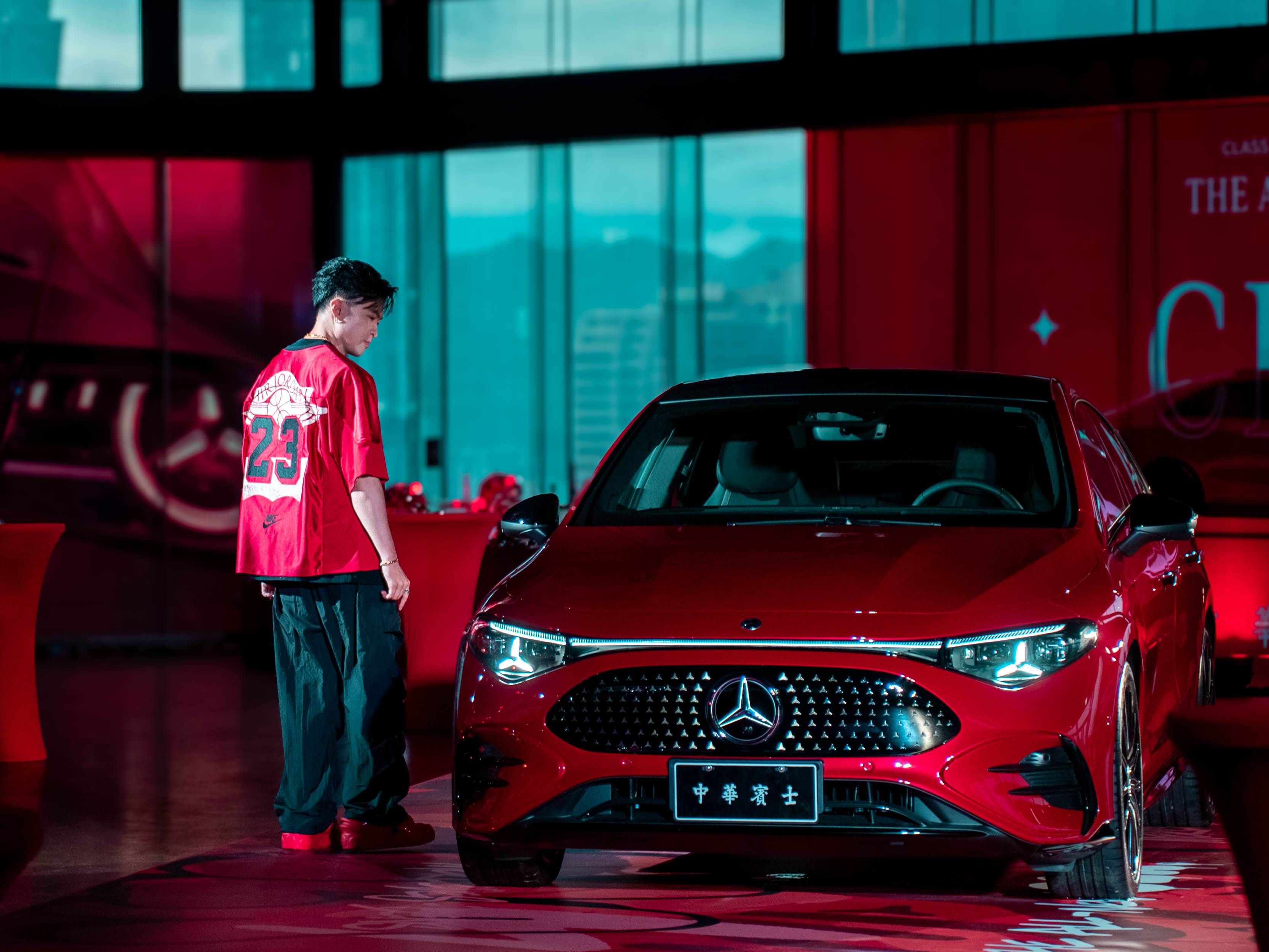 新世代音樂創作人ChrisFlow唐仲彣與汽車品牌中華賓士合作。（圖／通達量能文体提供）