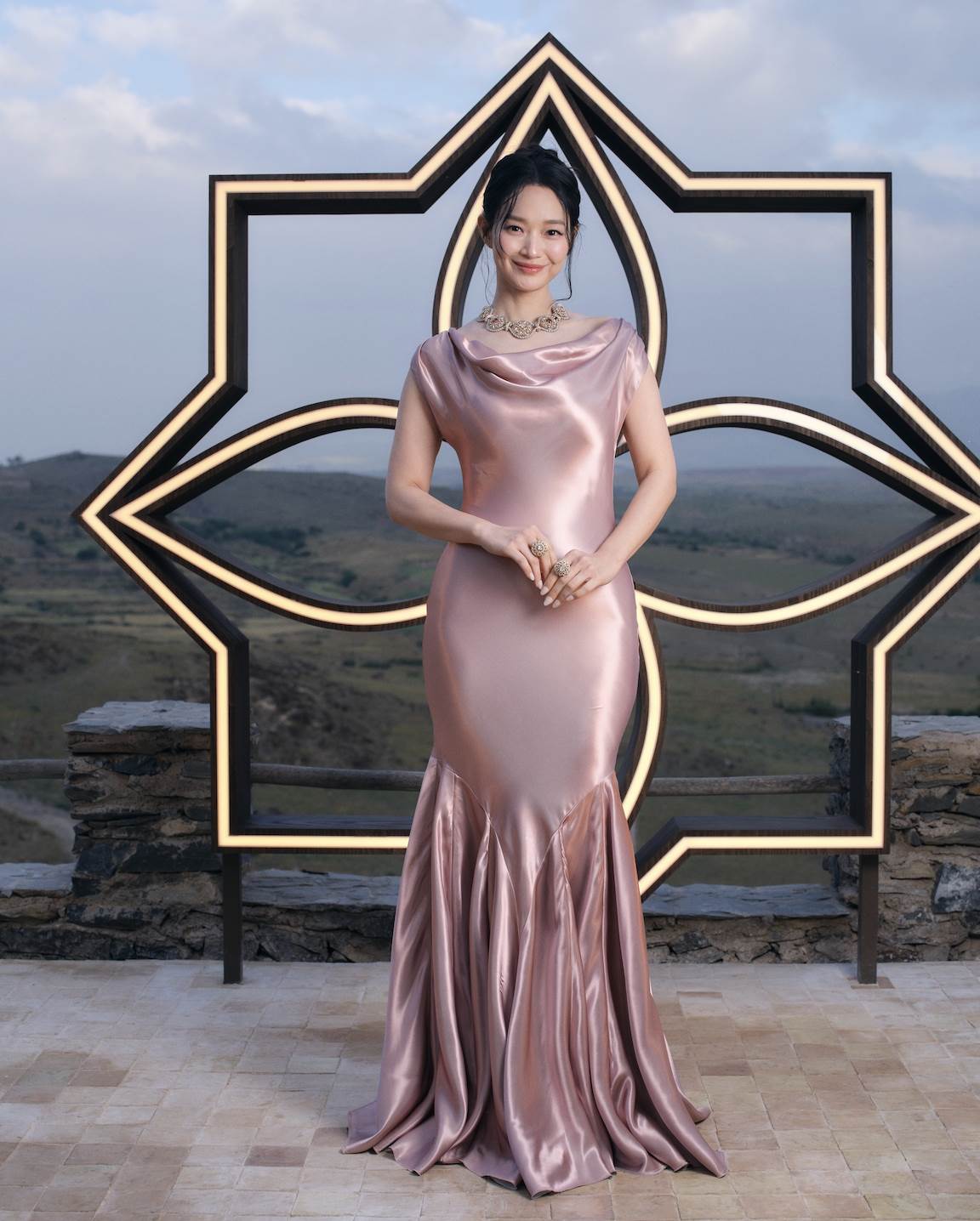 南韓女星申敏兒身穿粉色緞面連衣裙搭配白色緞面涼鞋現身活動。（圖／品牌提供）