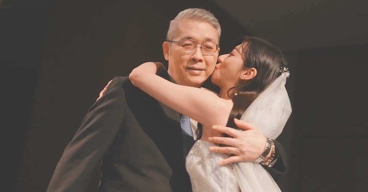 林逸欣補辦婚禮時，由父親牽手走上紅毯，成為珍貴回憶。（圖／翻攝自林逸欣IG） 