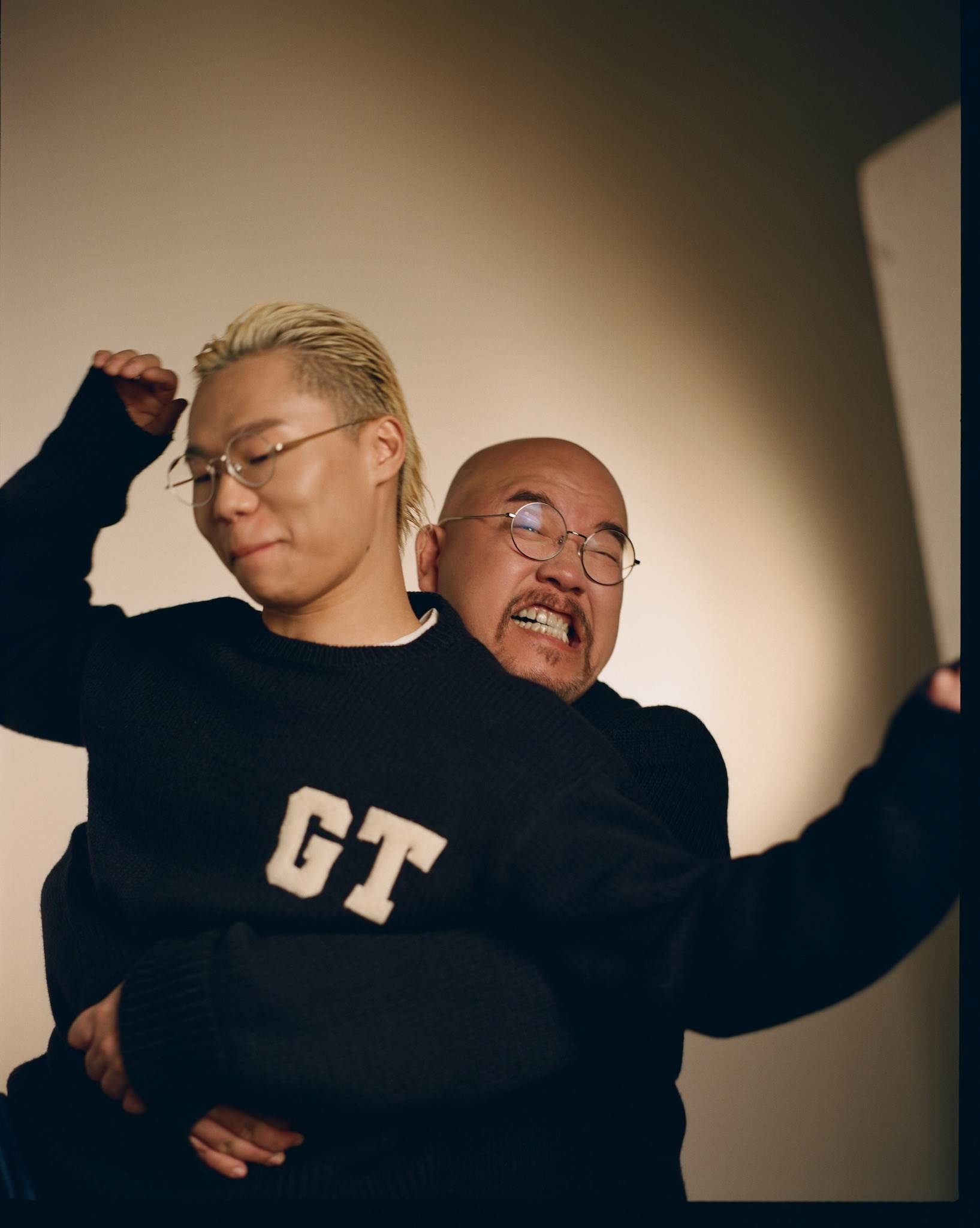 湯令山與知名創作人黃偉文。（圖／華納音樂提供）