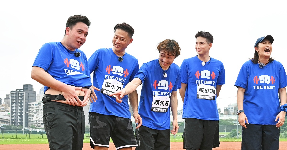 無尊（左起）、彭小刀、顏佑庭與張庭瑚再度披上藍袍為錢薇娟效力。（圖／《全城地圖：最強明星隊》提供）