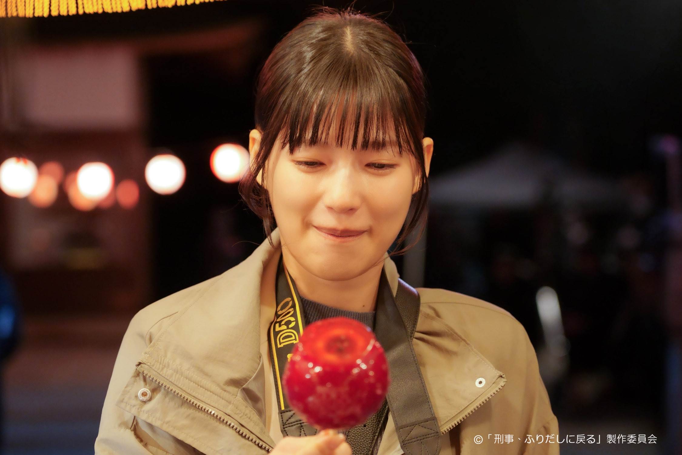《刑警的重啟人生》石井杏奈在劇中開局就領便當，而男朋友「重啟人生」後企圖找出殺死她的兇手。（圖／Hami Video提供）