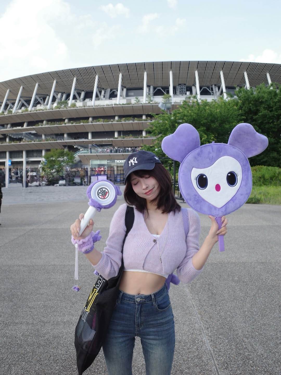 日本女神三上悠亞去朝聖韓國女團TWICE的演唱會，從大王扇、手燈、手燈套到應援都是本命SANA的專屬周邊。（圖／翻攝自三上悠亞 IG）