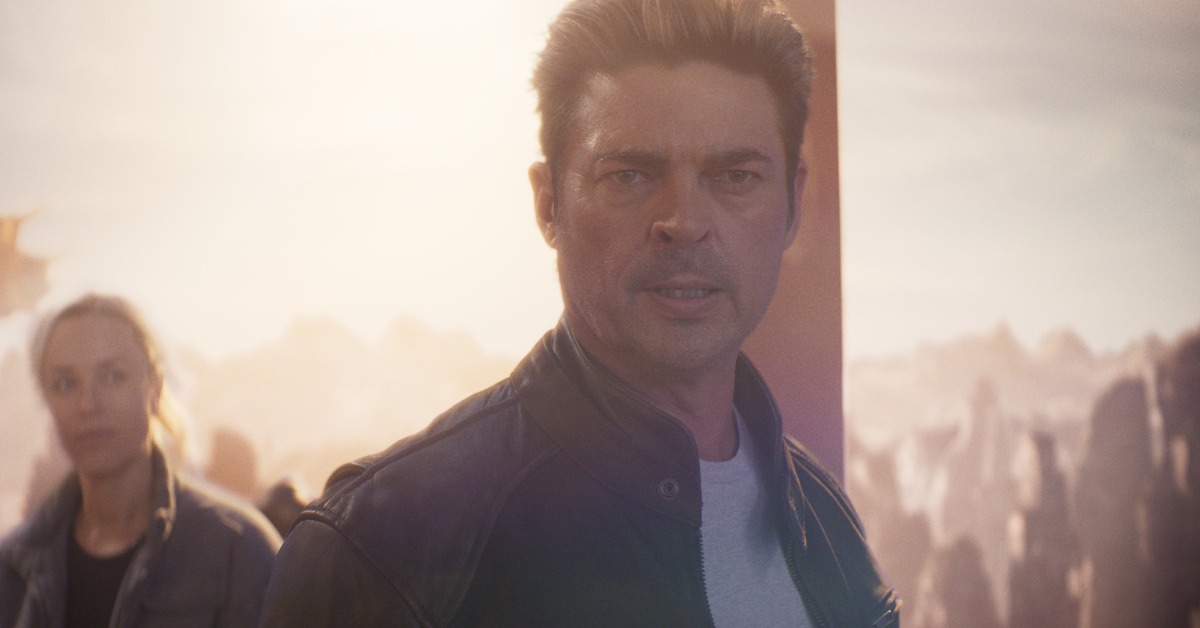 卡爾厄本（Karl Urban）化身遊戲經典角色「強尼凱吉」。（圖／華納兄弟）