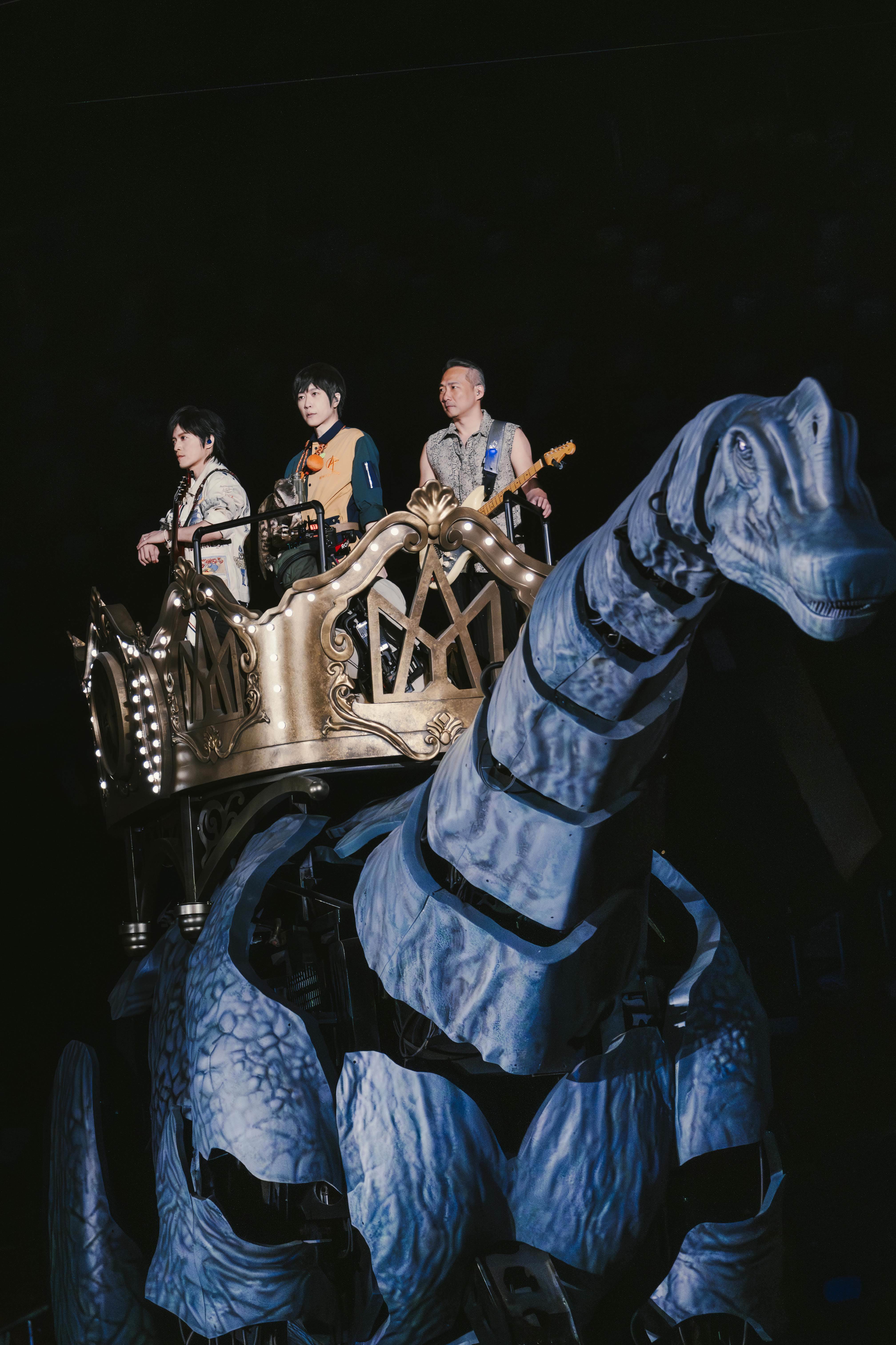 五月天5525+2《回到那一天》演唱會，巨型恐龍飛天遁地強勢破蛋而出。（圖／相信音樂提供）