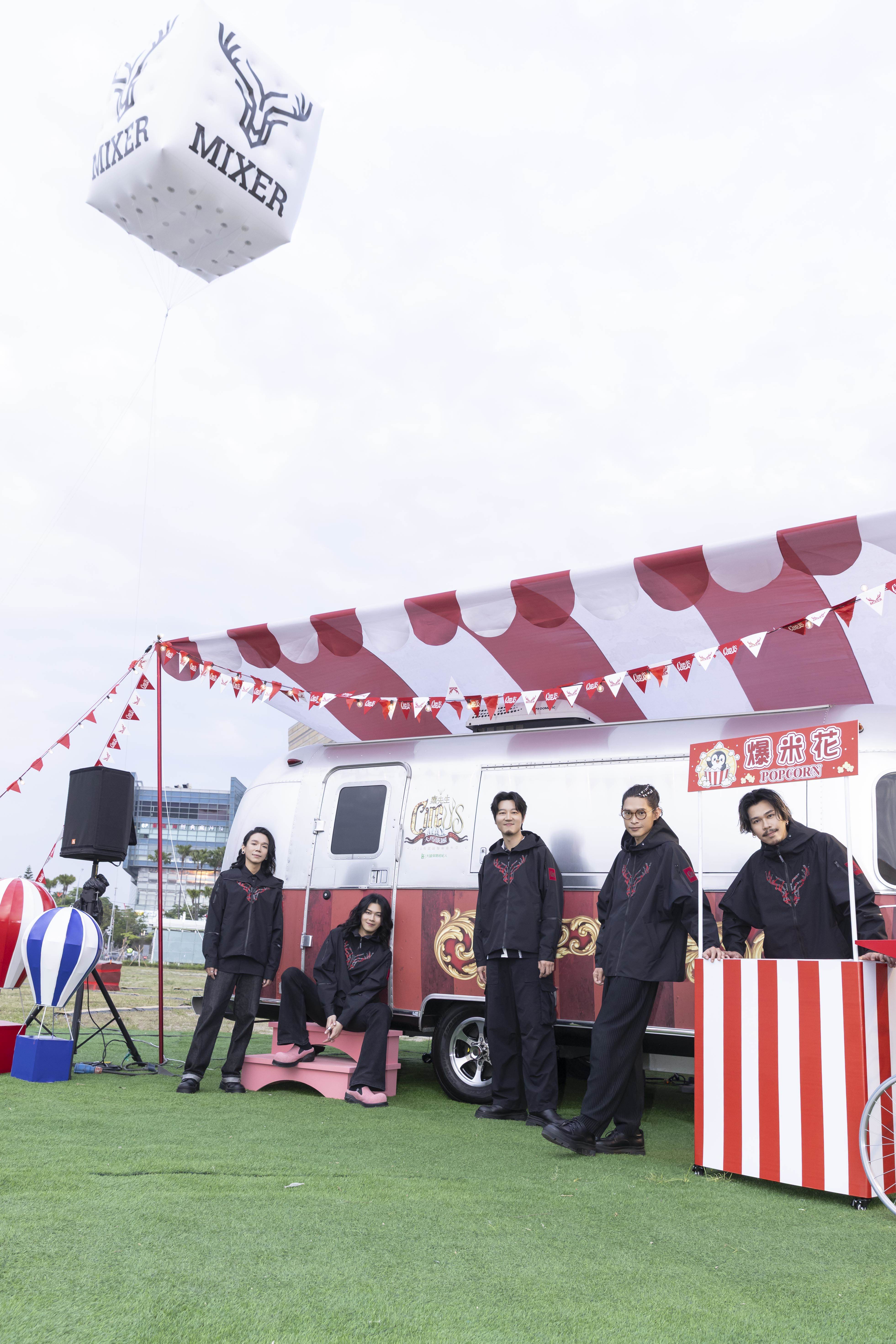金曲樂團麋先生〈大馬戲團 CircUs Max〉整個嘉年華遊樂園地腹地約22500平方公尺、堪比三座足球場大小，還準備點心車幫歌迷補充演唱會能量 。（圖／相信音樂提供）