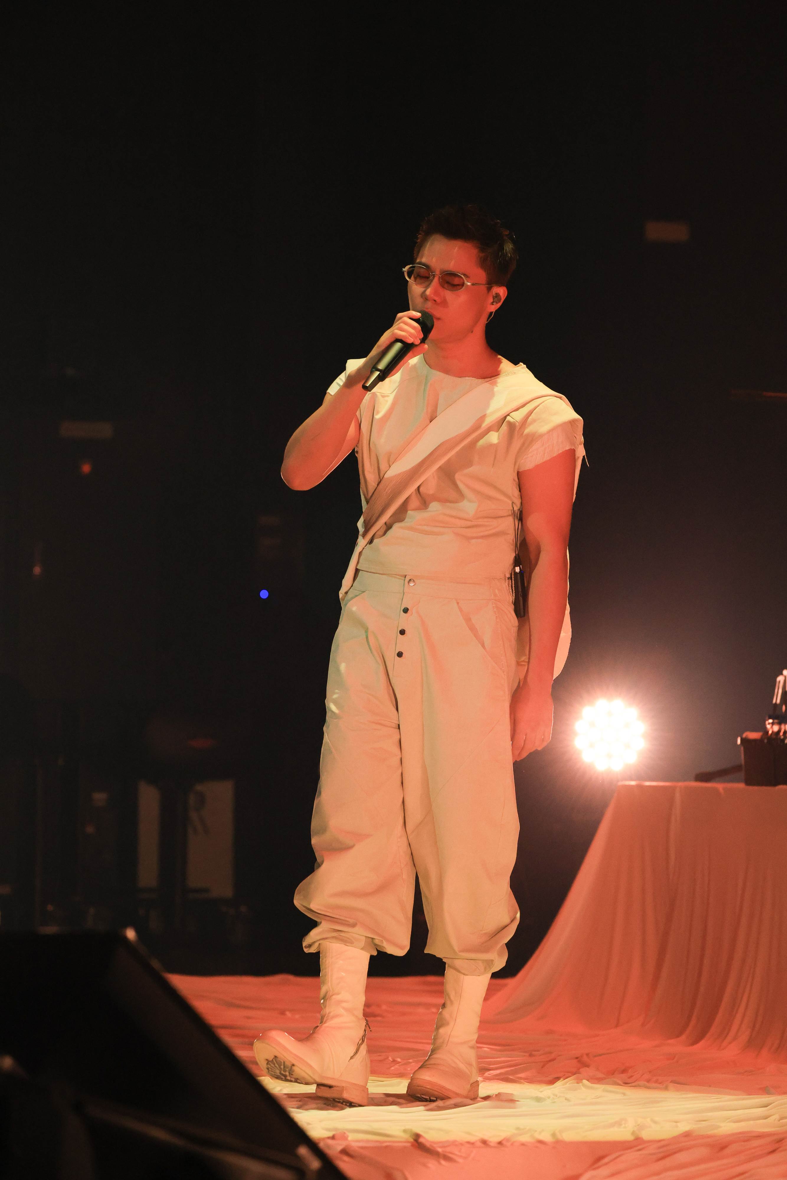 湯令山在Zepp New Taipei舉辦個人演唱會，翻唱華語樂壇「R&B教父」陶喆的經典金曲〈流沙〉。（圖／光尚娛樂提供）
