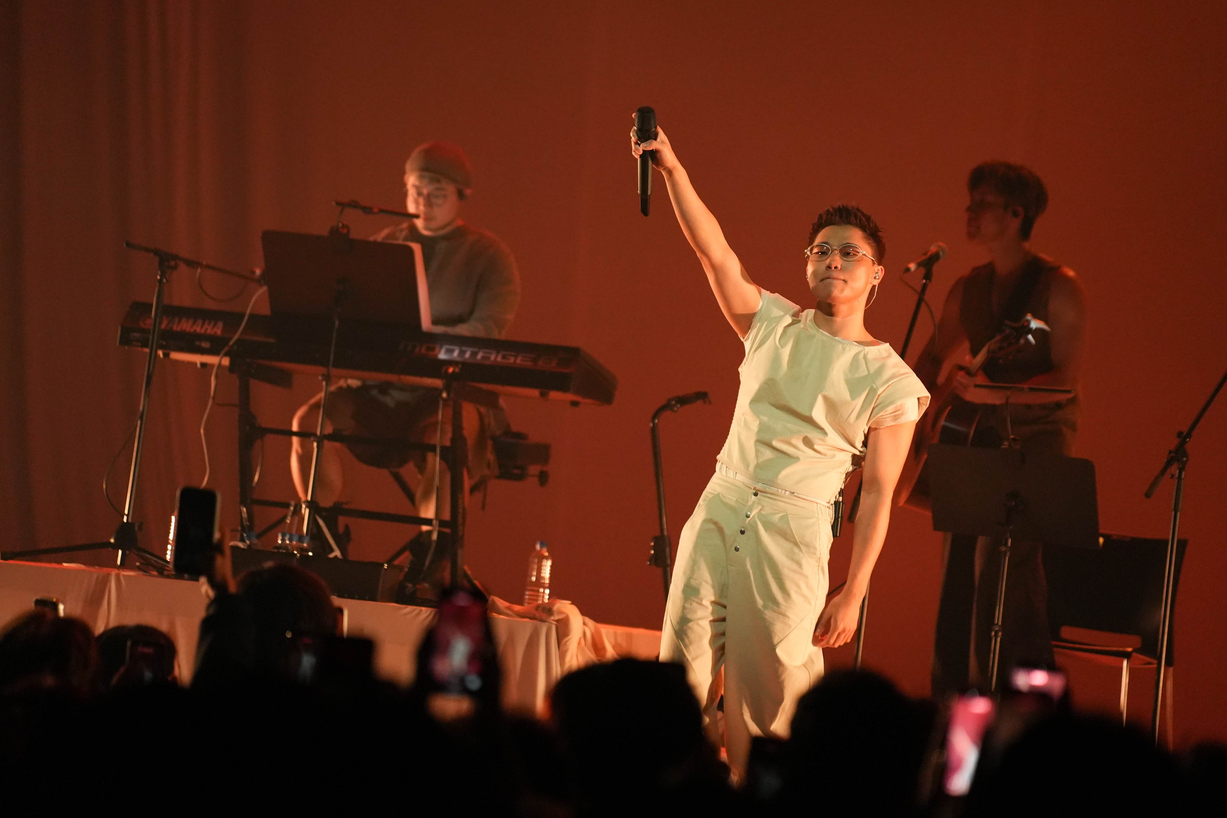 湯令山在演唱〈honest〉時現場突然發生<a href='https://star.ebc.net.tw/search/tags/地震/' target='_blank'>地震</a>，身為香港人的他不知所措。（圖／光尚娛樂提供）