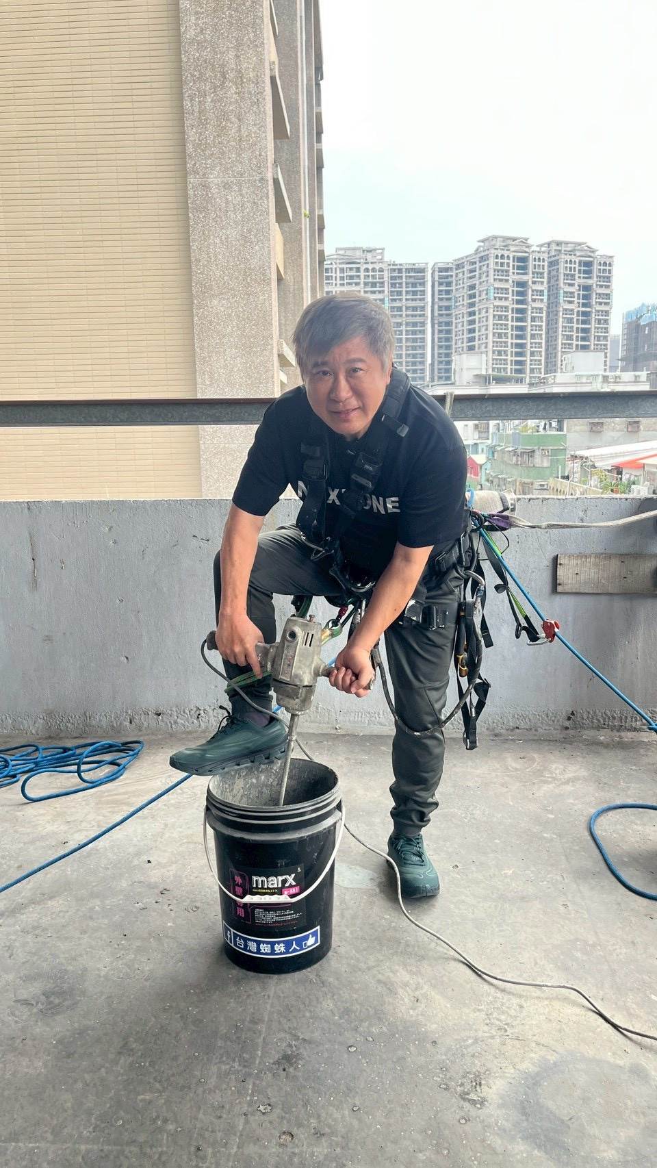 胡瓜親手敲出空心磁磚。（圖／下面一位提供）