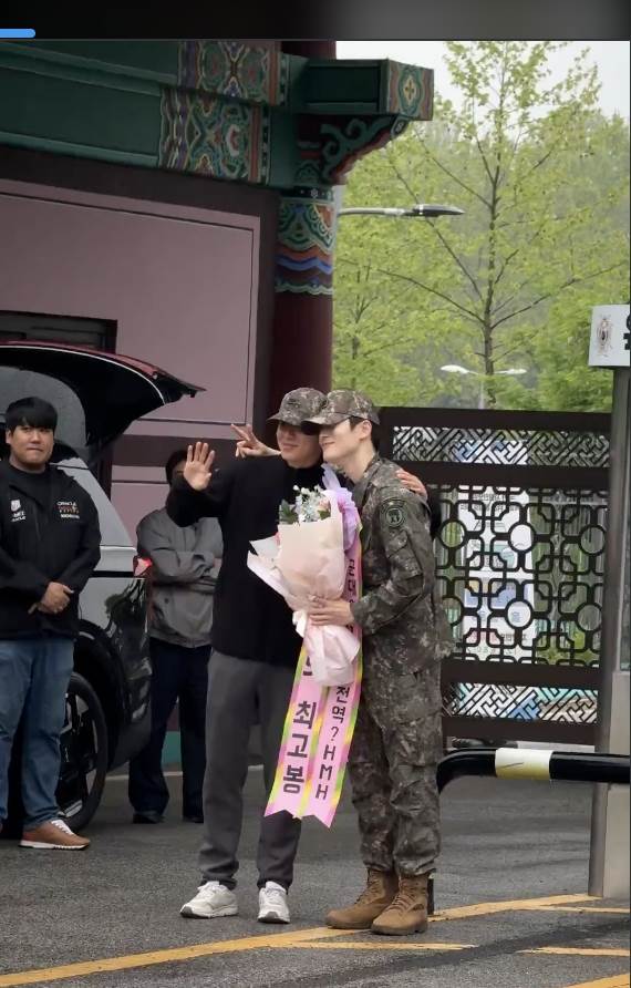 男團NCT成員鄭在玹（재현）退伍，隊友廷祐也現身送花。（圖／翻攝自X）