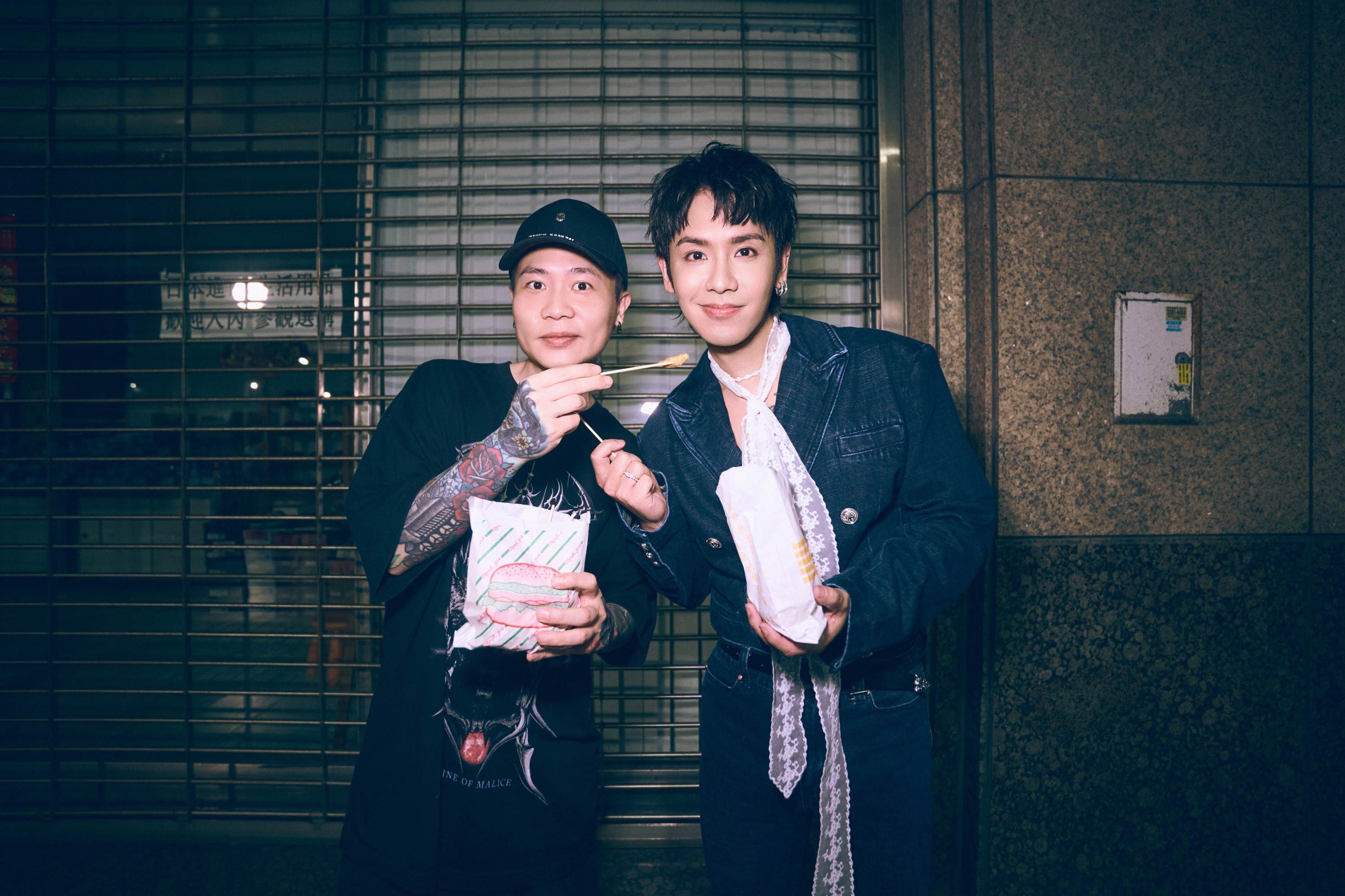 蕭秉治貼心<a href='https://star.ebc.net.tw/search/tags/探班/' target='_blank'>探班</a>鼓鼓，準備宵夜鹽酥雞、蛋塔慰勞。（圖／相信音樂提供）
