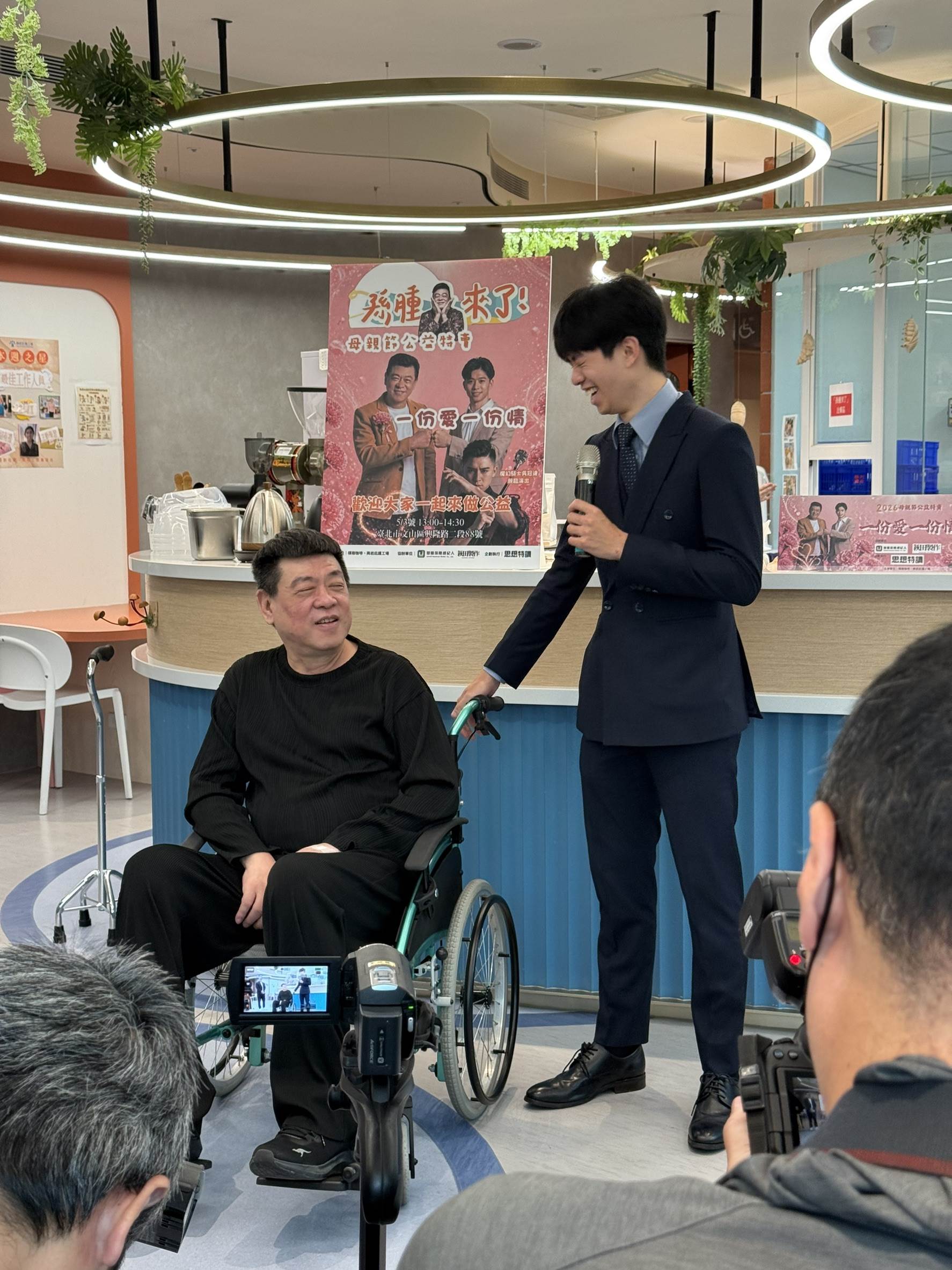 孫德榮坐輪椅現身還原發病細節。（圖／讀者提供）