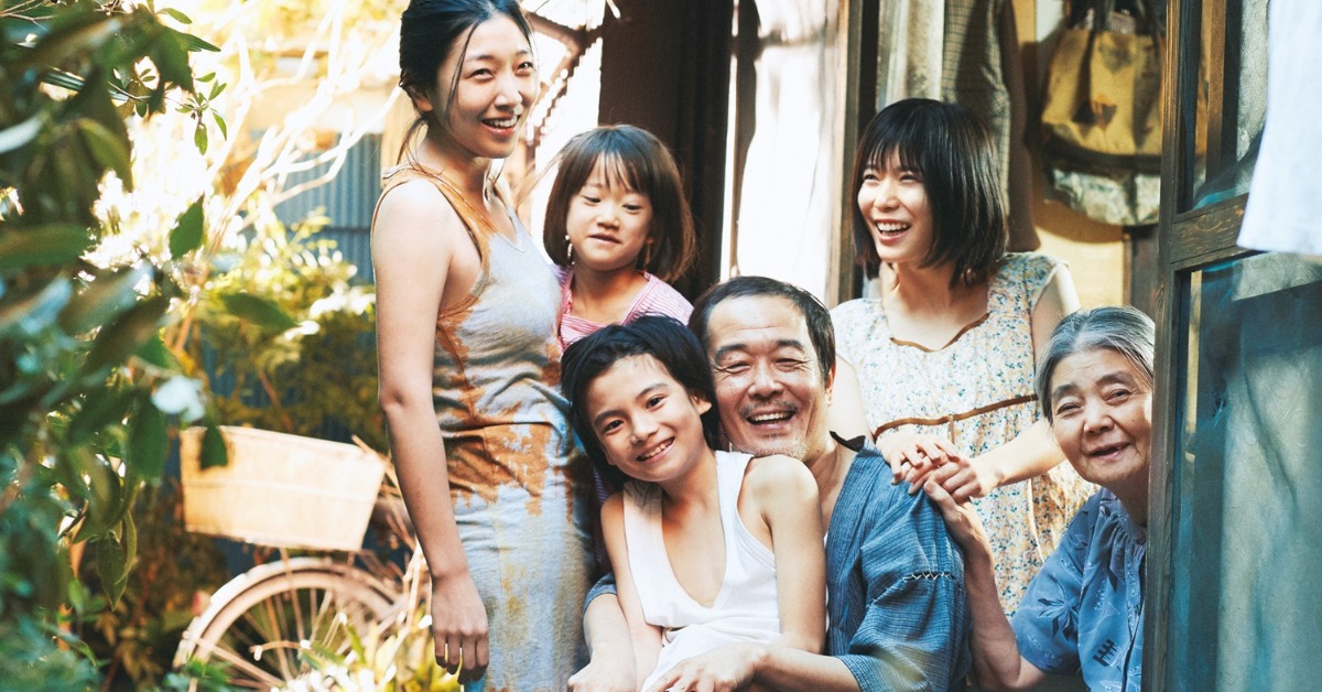 《小偷家族》安藤櫻（左至右）、佐佐木美優、城檜吏、中村雅也、松岡茉優、樹木希林。（圖／車庫娛樂）