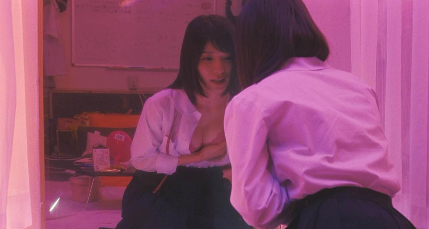 <a href='https://star.ebc.net.tw/search/tags/松岡茉優/' target='_blank'>松岡茉優</a>化身特種行業小姐，親自前往「JK見學店」田野調查。（圖／車庫娛樂）