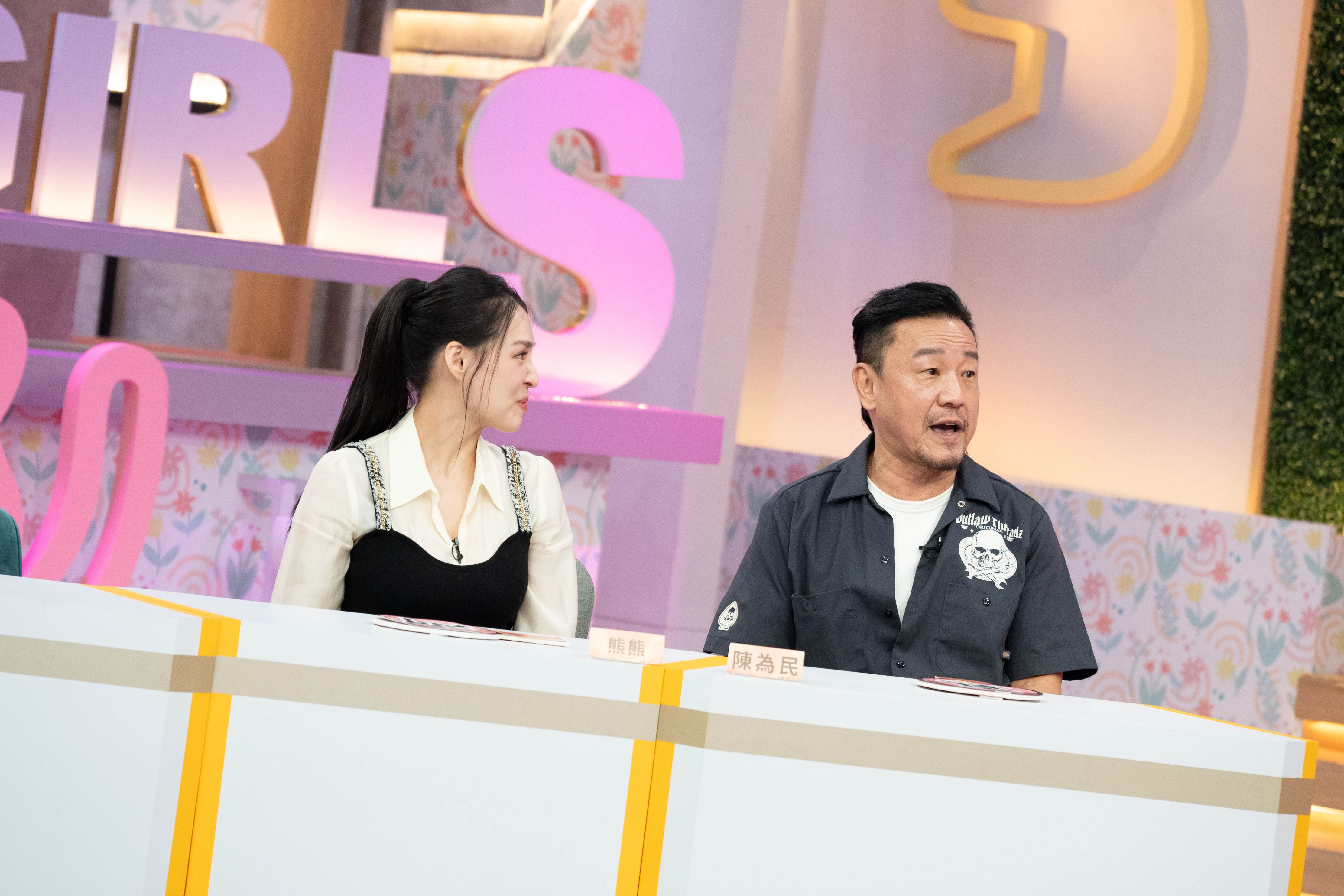 陳為民慘淪「床戰奴隸」！被逼跪地踩背上床，小S笑瘋：你撿到寶了。（圖／東森綜合台）