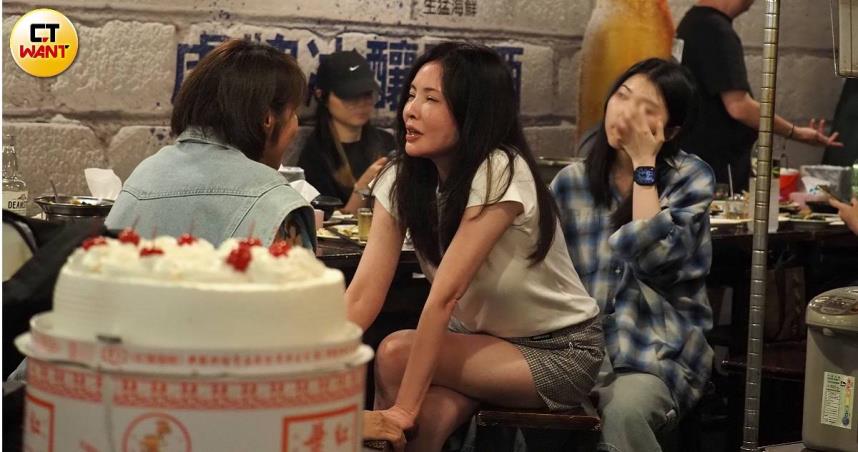 何如芸出席舞台劇《婚內失戀》慶功宴，席間酒後她情緒滿滿。（圖／CTWANT提供）