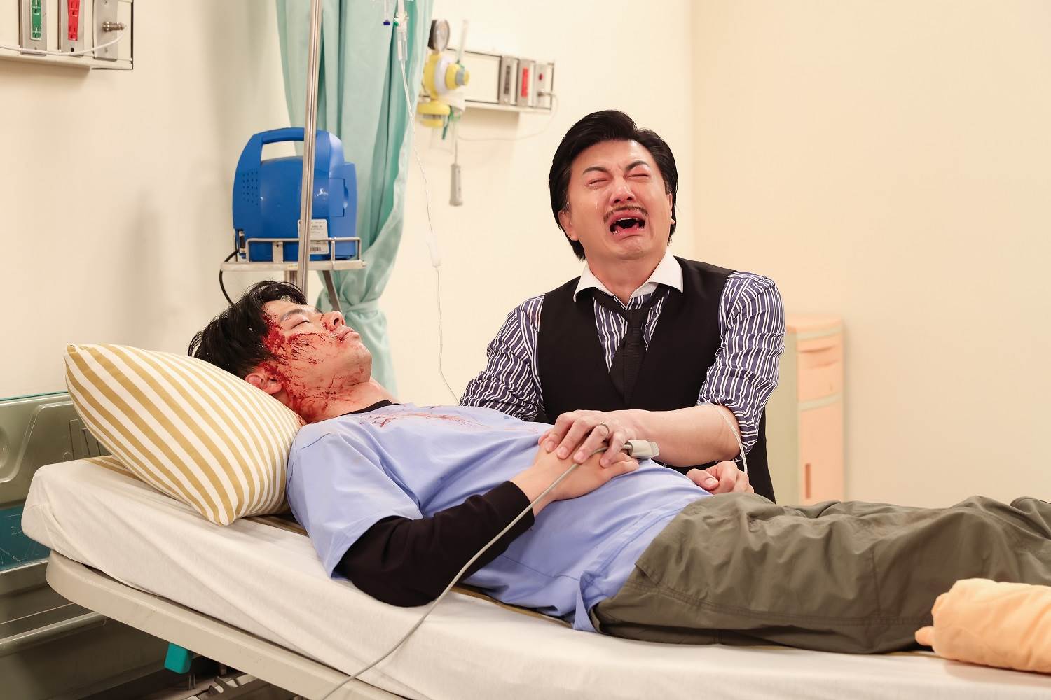 羅子惟特殊化妝逼真上陣，滿身傷痕畫面震撼，劇中爸爸吳皓昇演出絕望情緒。（圖／民視）