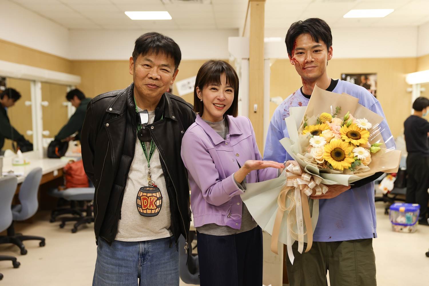 羅子惟正式殺青，導演馮凱、蘇晏霈送上祝福。（圖／民視）