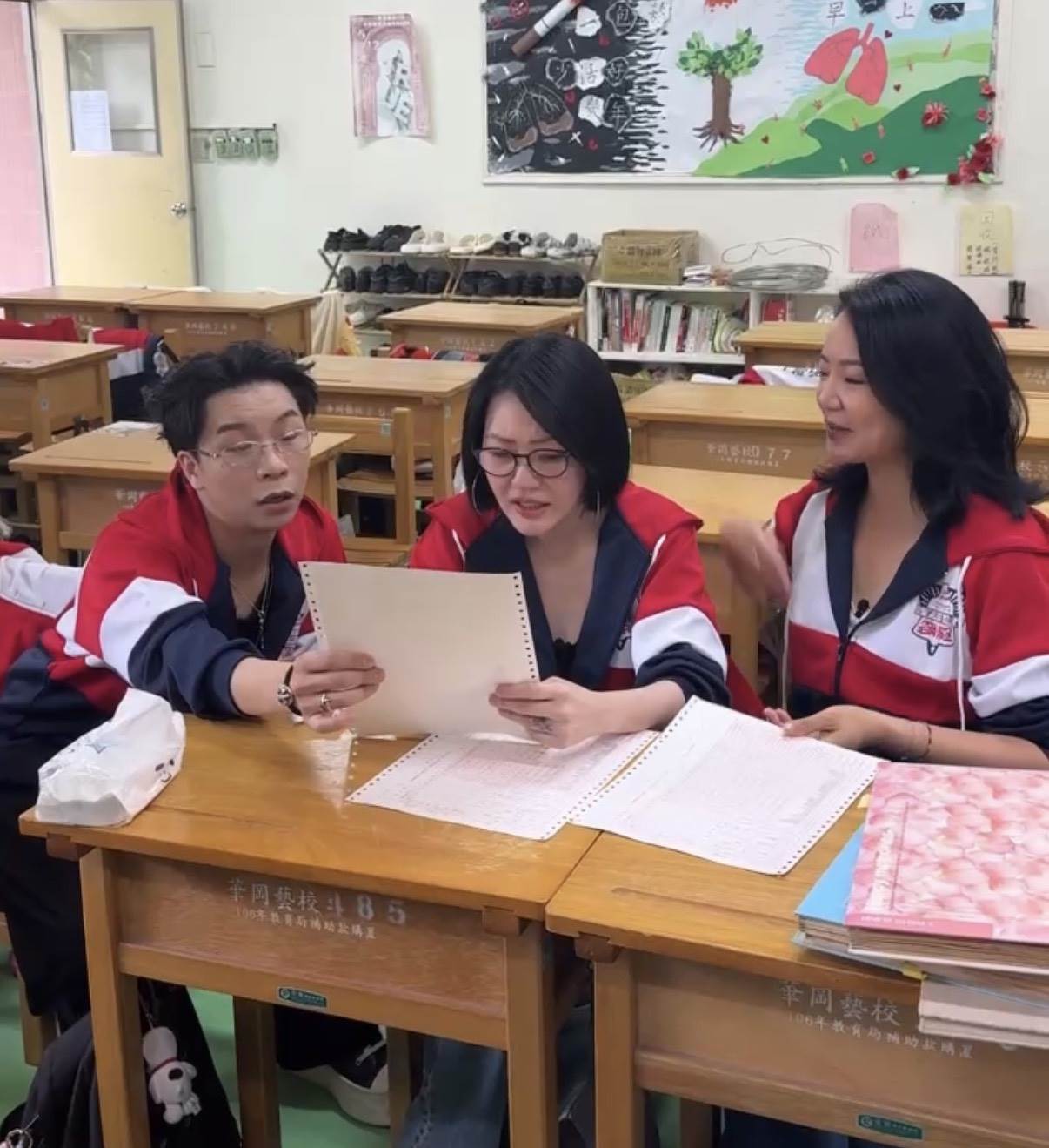 小S與阿雅重溫當年成績單。（圖／小姐不熙娣授權提供）