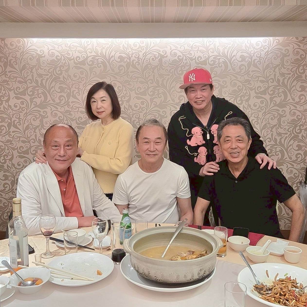 導演陳德森與伍宗德、周雅芳、導演朱延平、康康相見歡。（圖／網紅與善的距離提供）