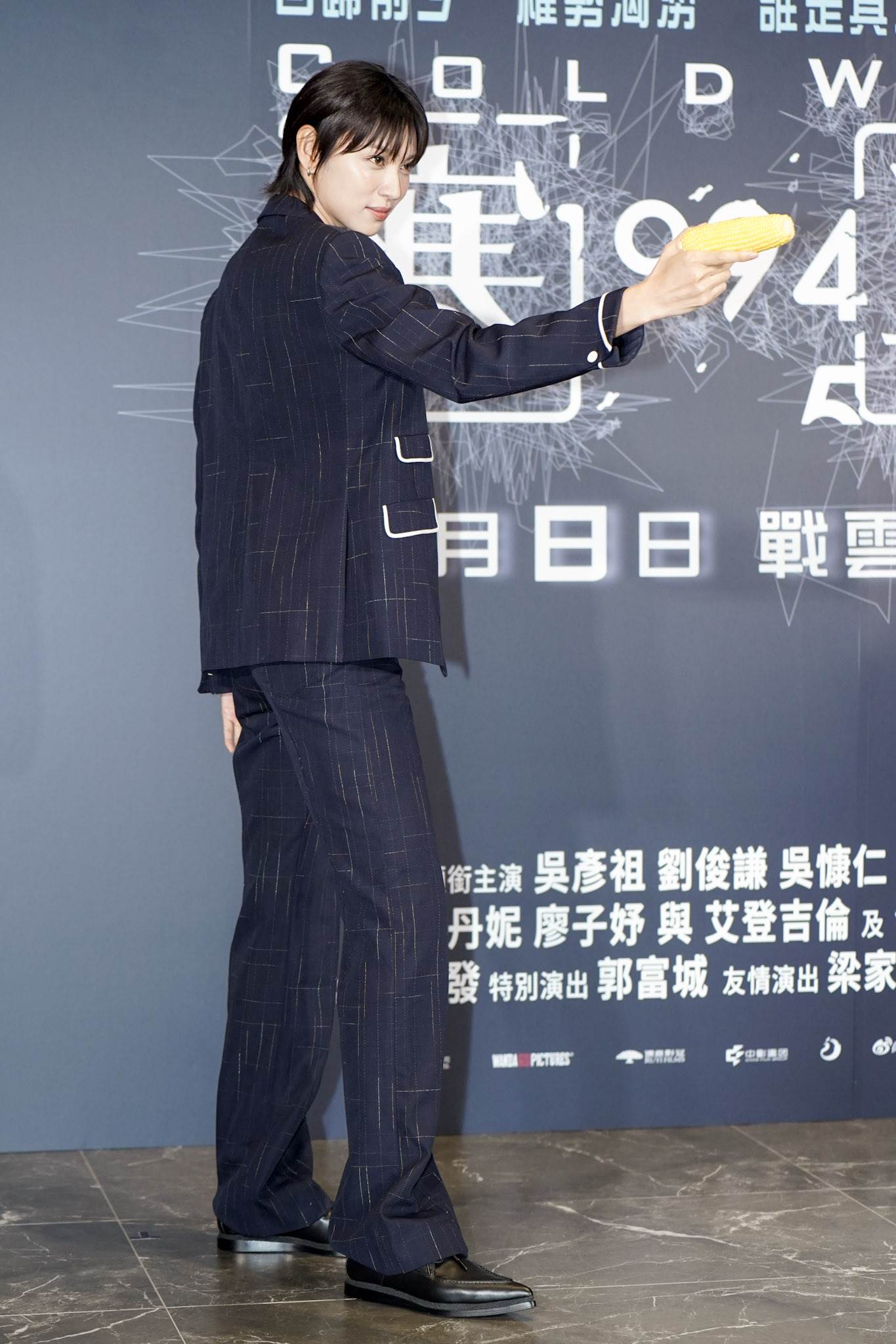 王丹妮演出黑道大姊頭，槍法、飛刀樣樣精通，現場拿起玉米槍呈現反差萌。（圖／記者黃雅琪攝影）