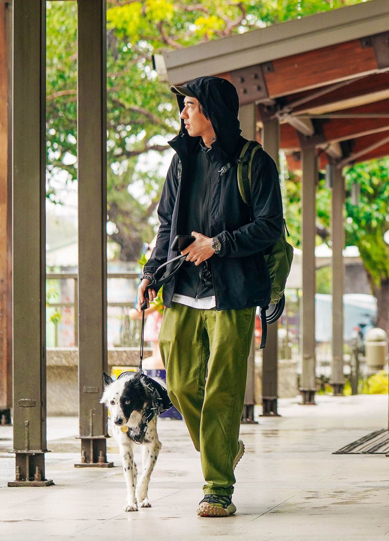 初為人父的傅孟柏帶著愛犬酷哥到台東散心。（圖／客台提供）