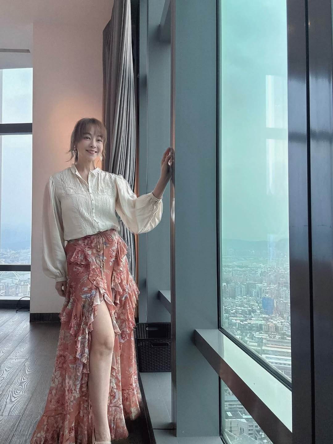 季芹曬出白皙美腿，身材依舊保養得宜。（圖／翻攝自季芹Instagram）