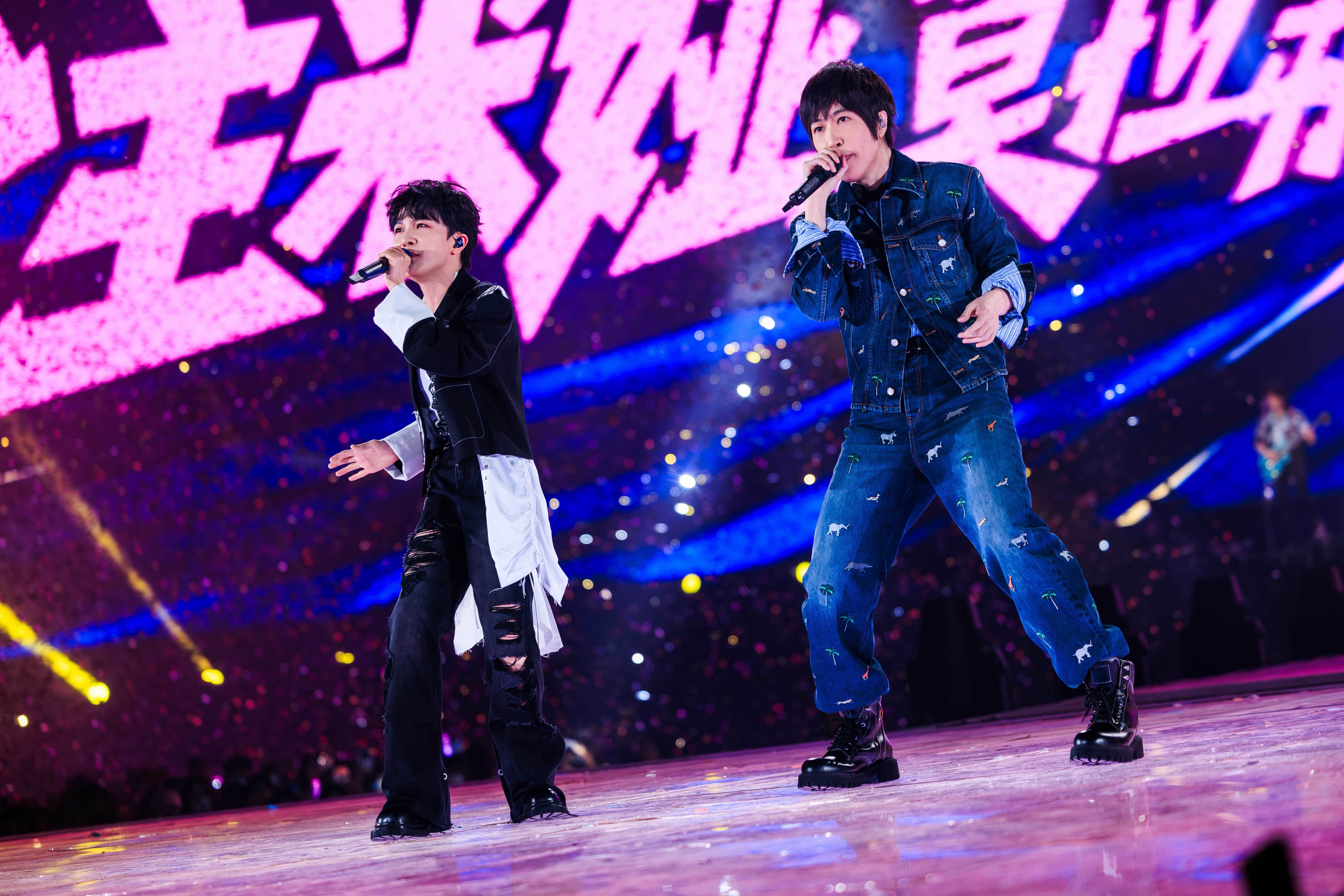 五月天和周深夢幻聯動合唱〈達拉崩吧〉。（圖／相信音樂提供）