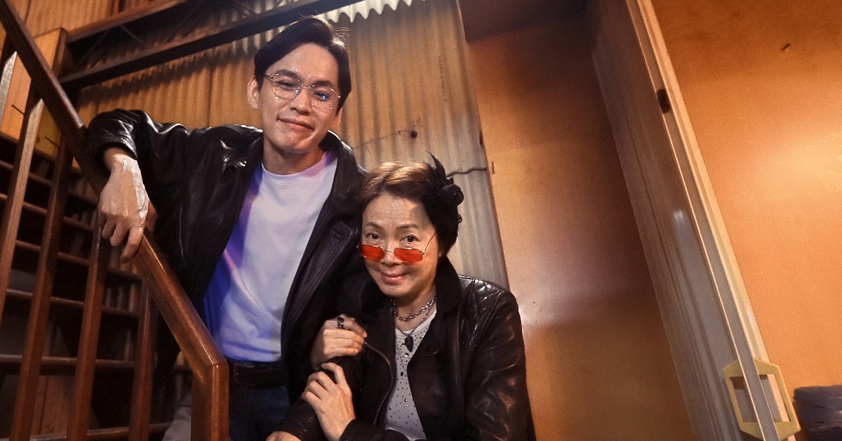 雙金卡司柯淑勤（右）、黃鐙輝（左）首度同框演出澎恰恰歌曲〈做你的後生你的囝〉MV 。（圖／YouTube頻道「說到不如做到陪伴」提供）