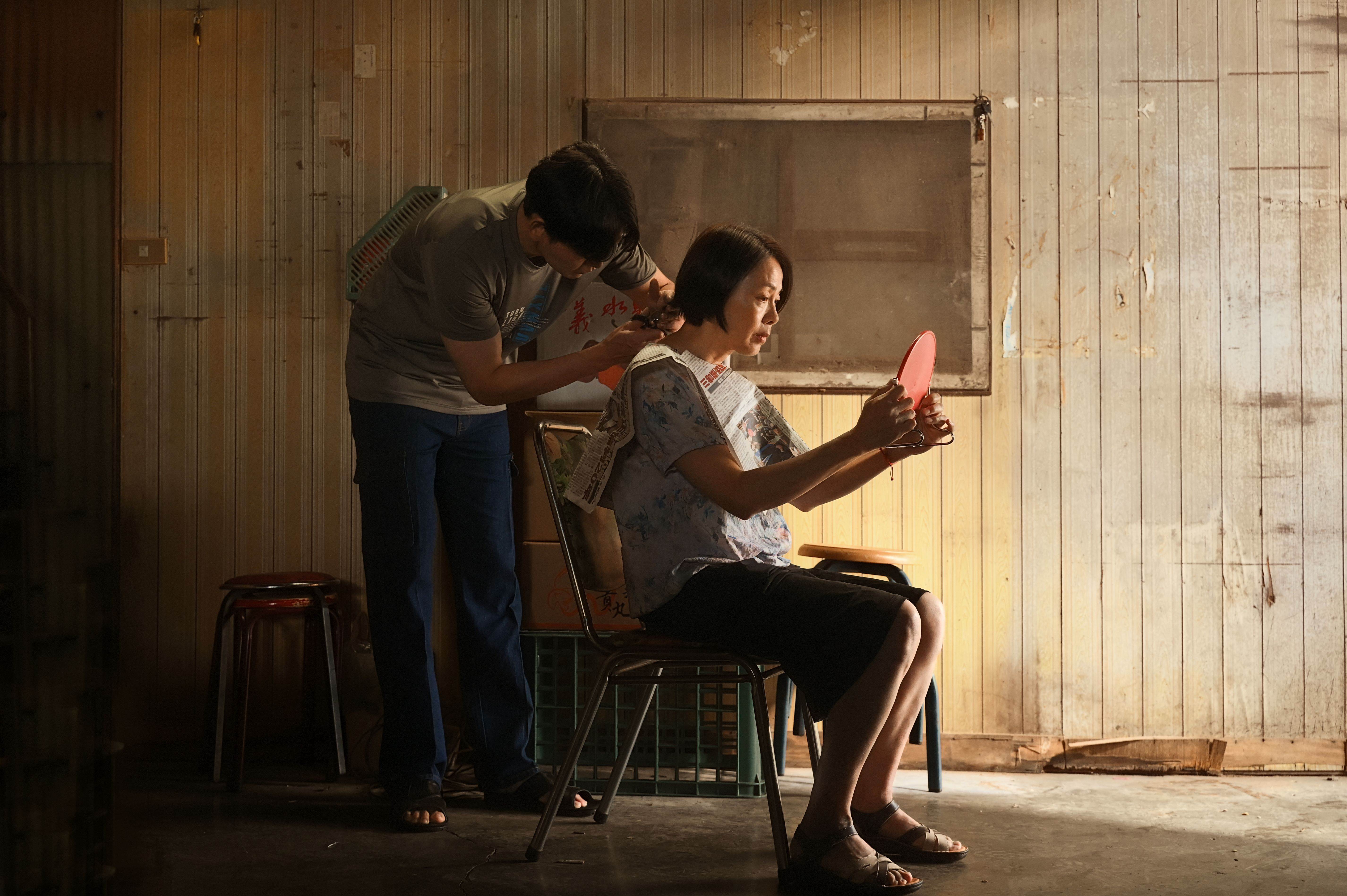 澎恰恰《做你的後生你的囝》MV裡柯淑勤（右）飾演逐漸失智的母親，黃鐙輝（左）則飾演天生腳疾、默默守護的兒子，互動感人。（圖／YouTube頻道「說到不如做到陪伴」提供）