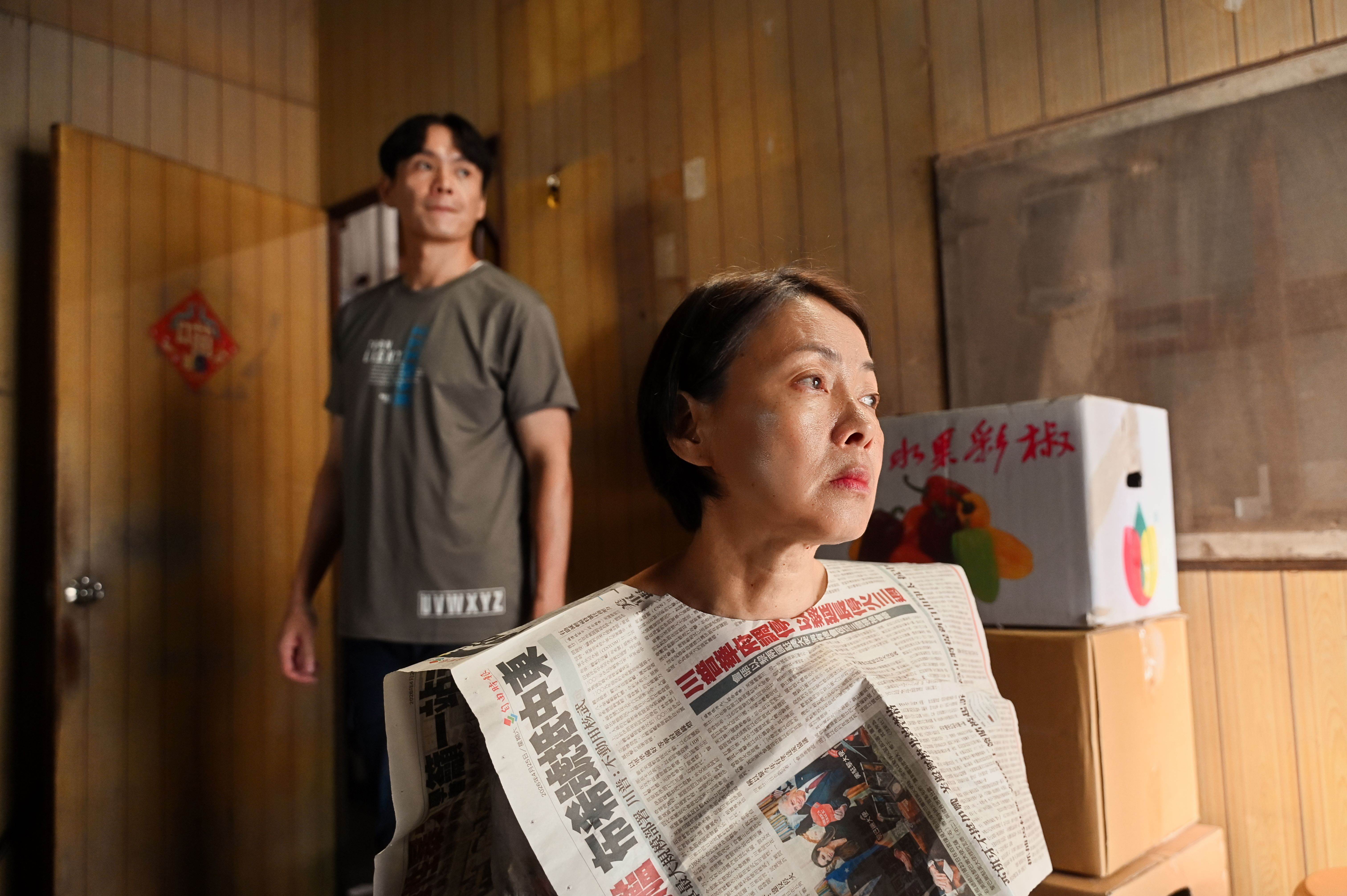 柯淑勤（右）首度合作黃鐙輝（左），演出催淚神曲 澎恰恰《做你的後生你的囝》MV。（圖／YouTube頻道「說到不如做到陪伴」提供）
