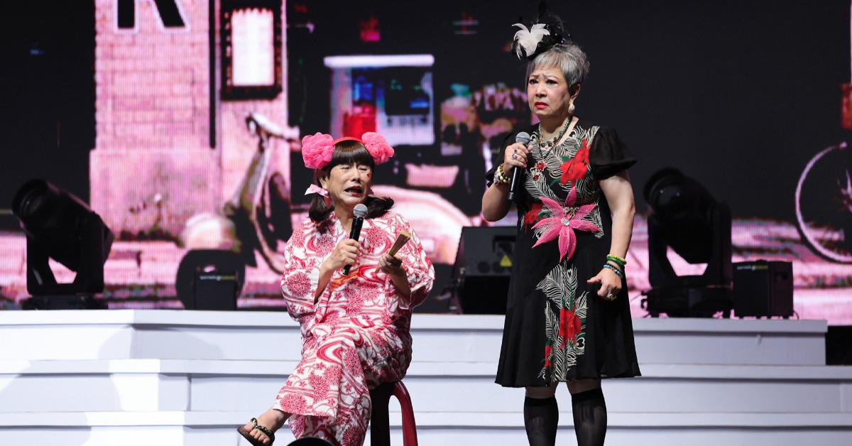 《真愛秀・藍寶石大歌廳》歌中劇「大船入港」，黃西田反串酒家女及「鳥來嬷」吳敏搞笑扮演最資深媽媽桑。（圖／高流提供）
