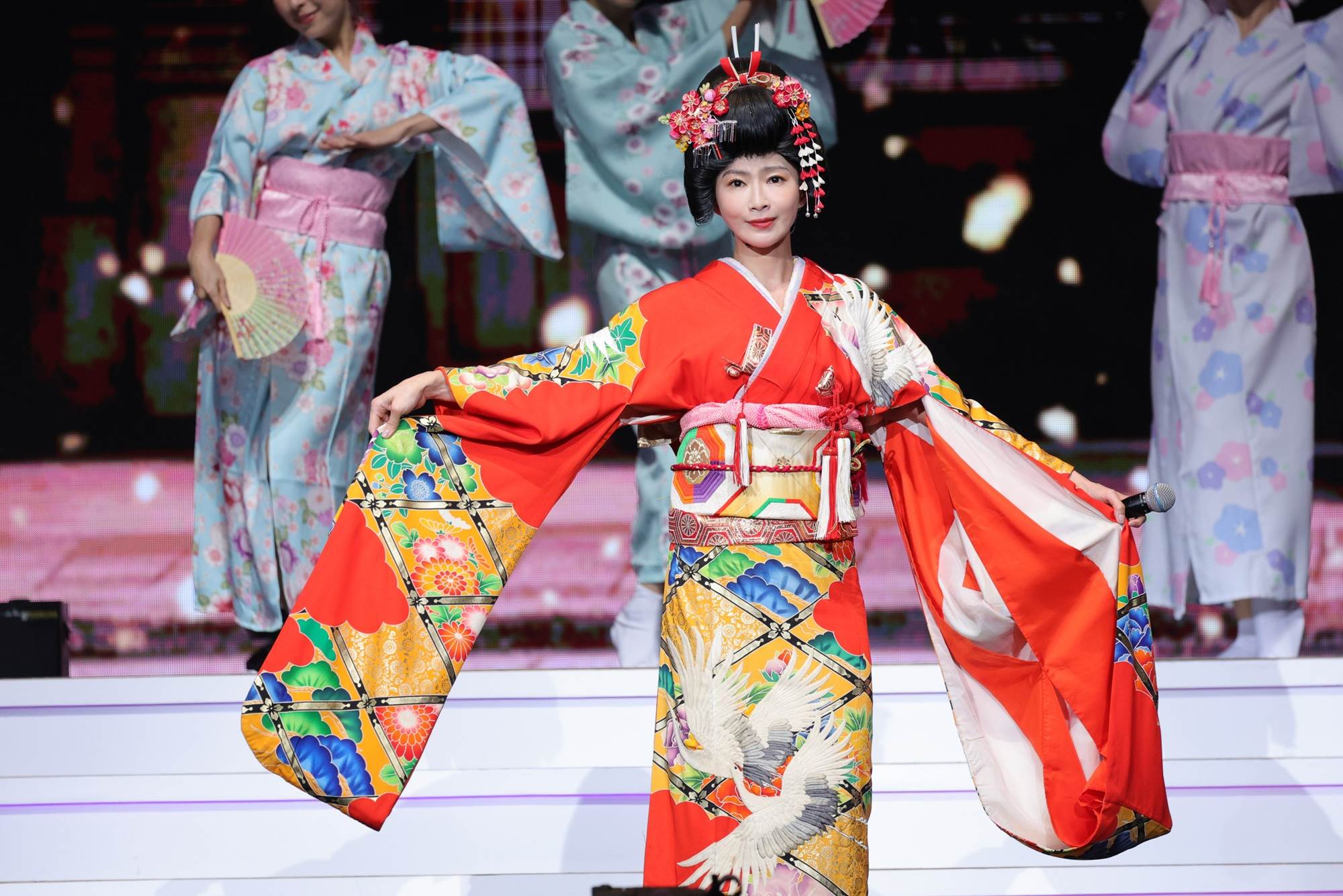 《真愛秀・藍寶石大歌廳》歌中劇「大船入港」，侯怡君身著和服扮演蝴蝶夫人大展國標舞的柔軟身段。（圖／高流提供）