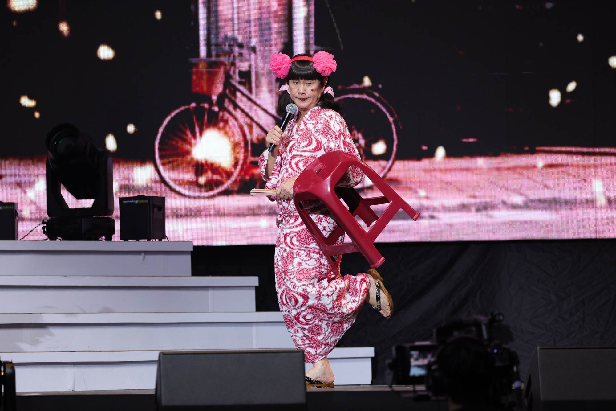 《真愛秀・藍寶石大歌廳》歌中劇「大船入港」黃西田反串酒家女。（圖／高流提供）