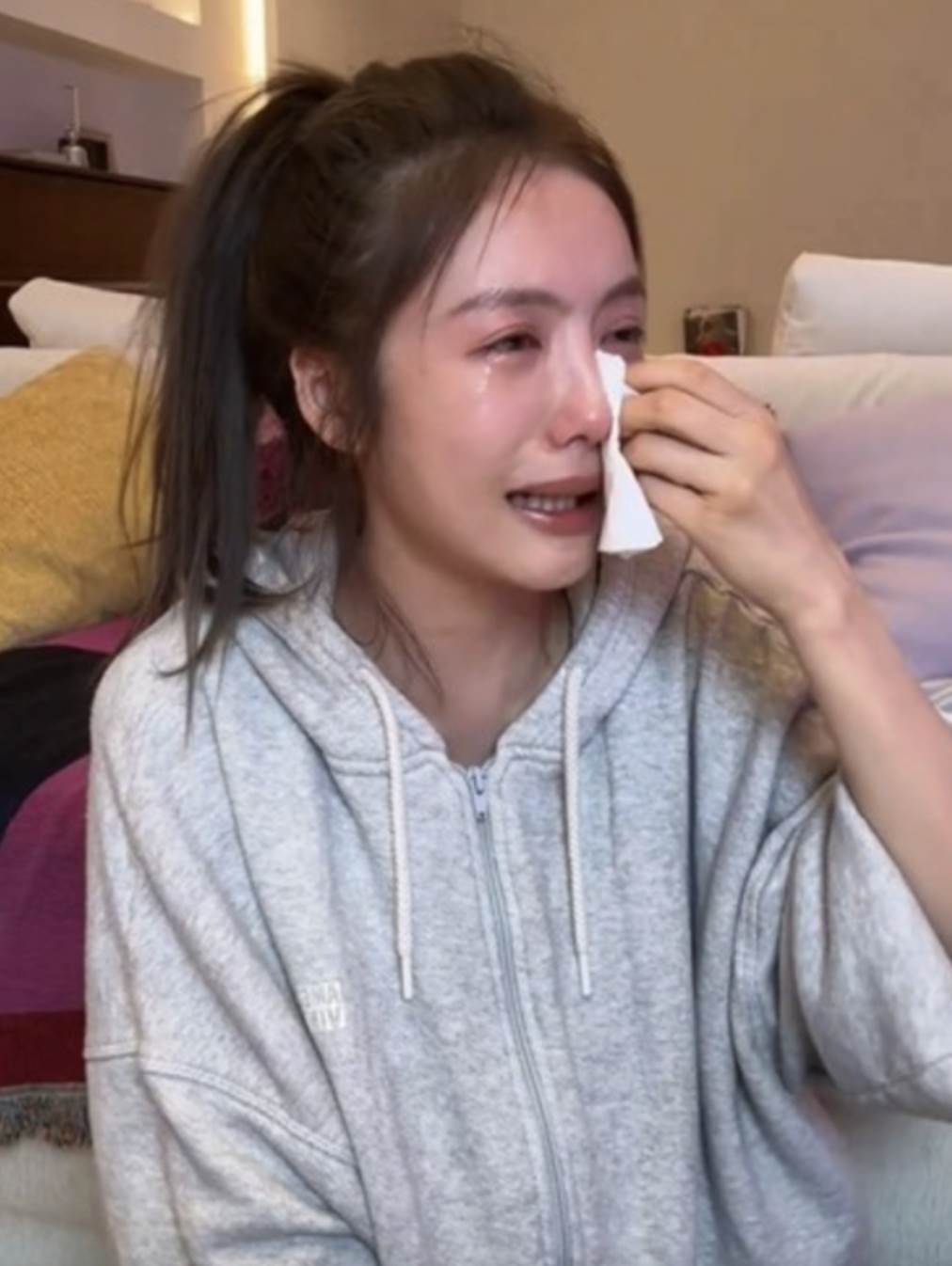 中國女星蔡文靜微醺直播爆哭驚動網友。（圖／翻攝自蔡文靜 微博）