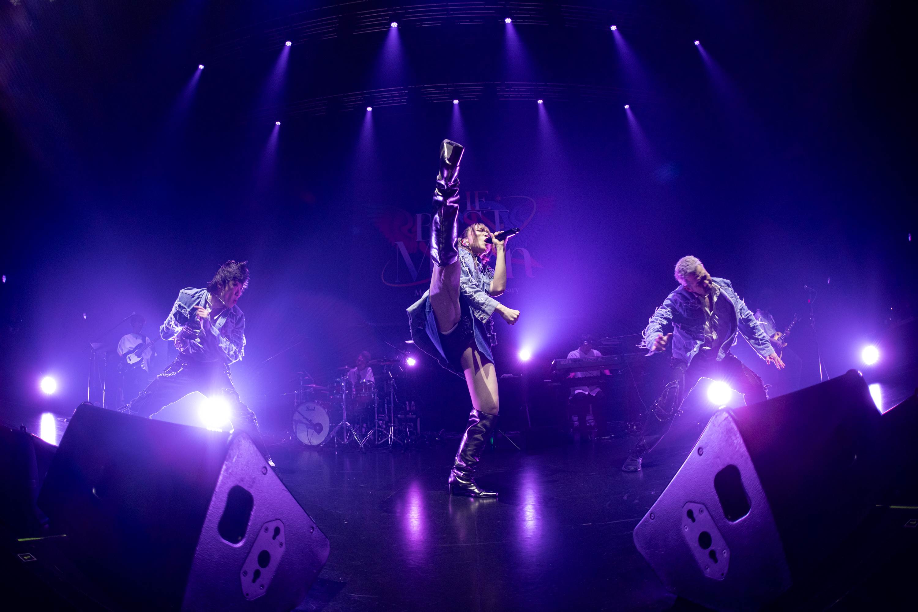 日本歌姬May'n巡演 「THE BEST of May'n」舞台上激動踢腿。（圖／好玩國際提供）